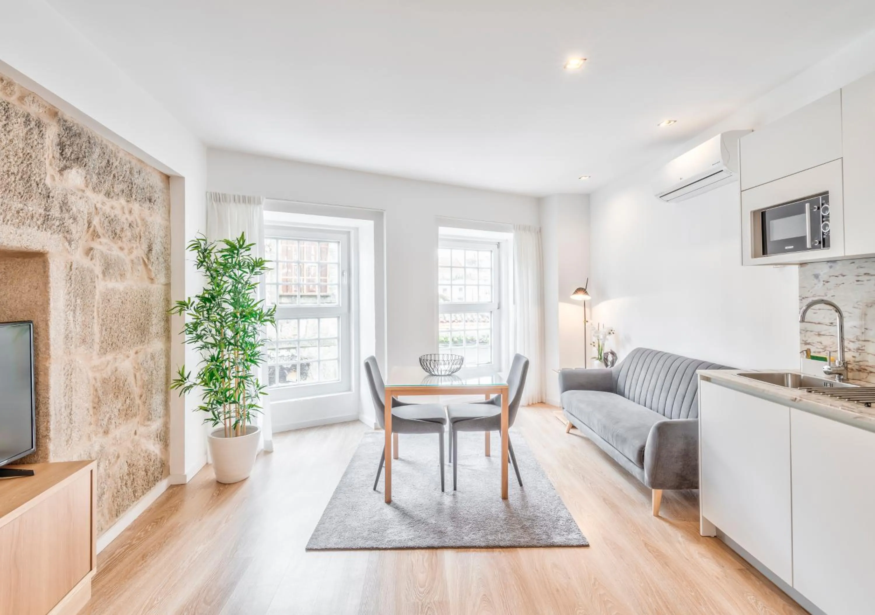 Dining area in Oporto Comfort Dom Hugo - Historic Apartments