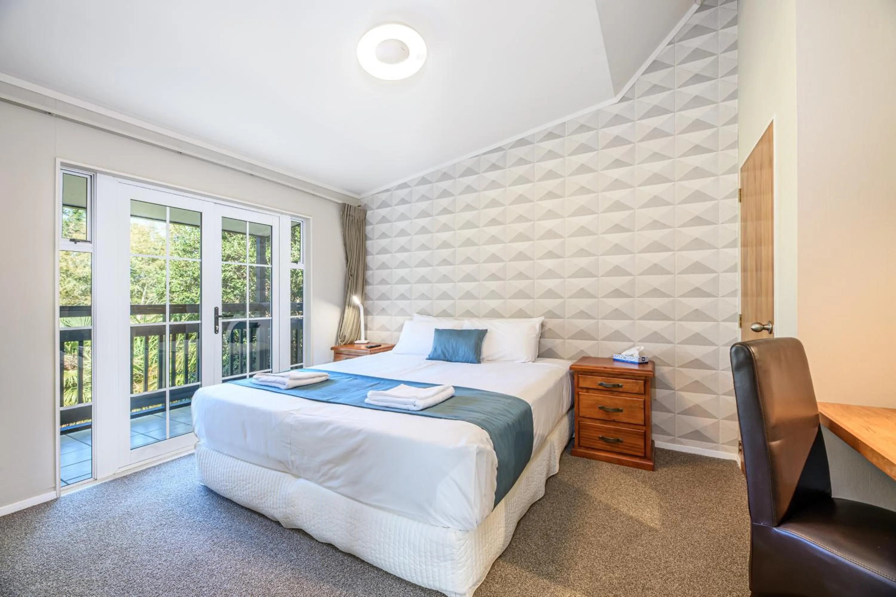 Photo of the whole room, Bed in Northridge Golf Resort