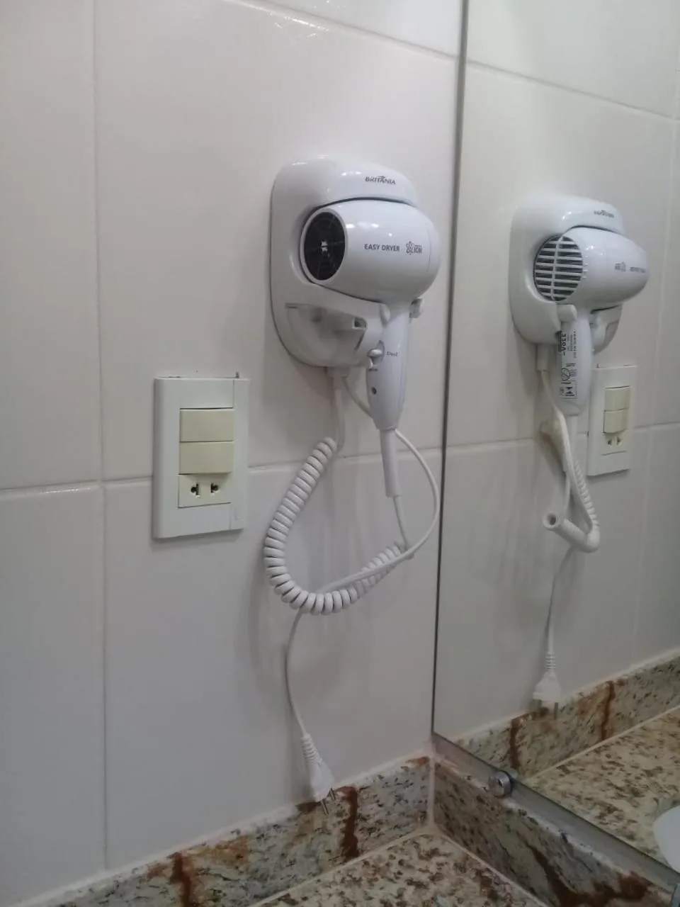 hair dryier in Casa Praia de Taperapuan em Porto