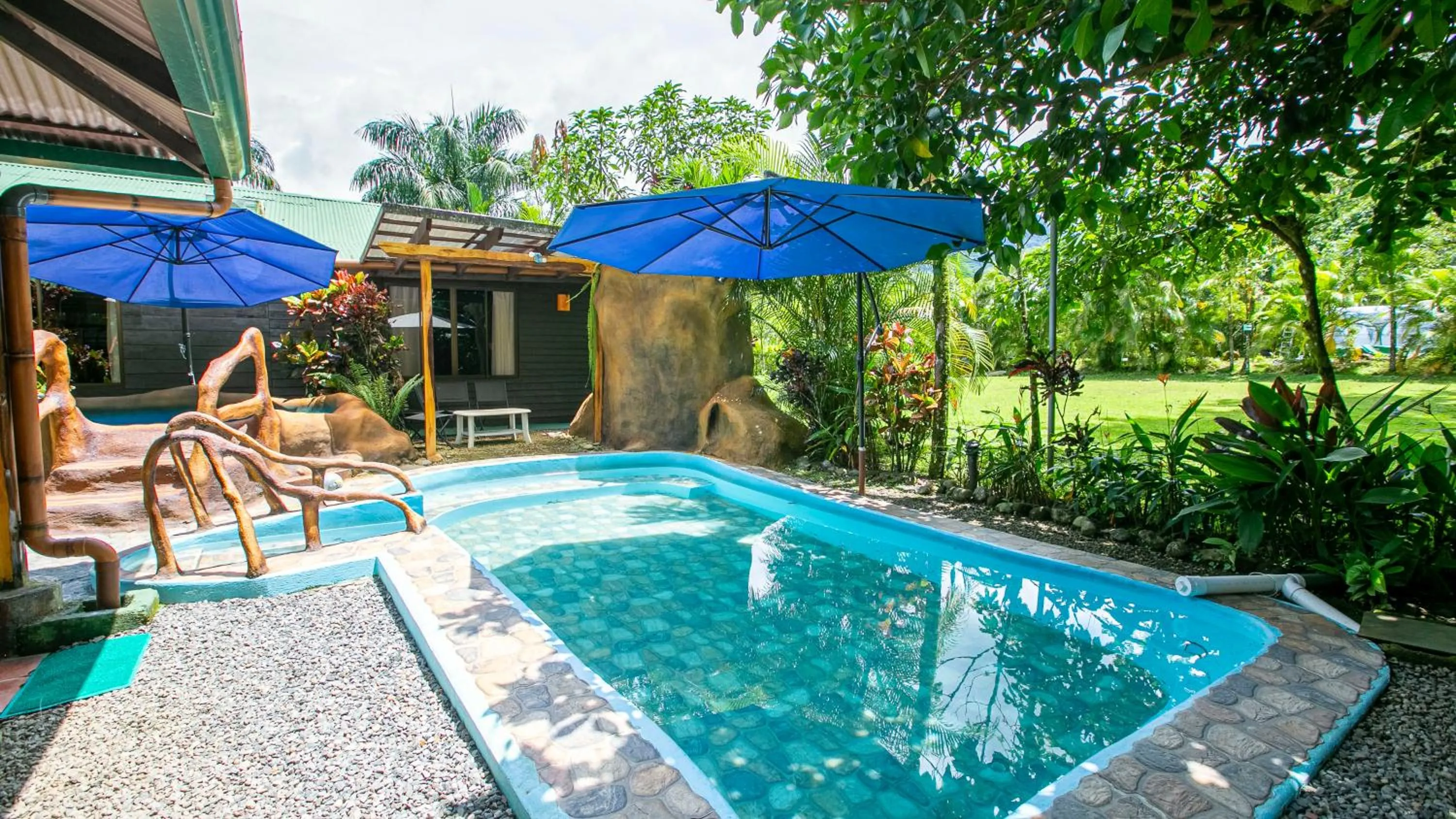 Swimming pool in Cabañas Río Escondido en La Fortuna