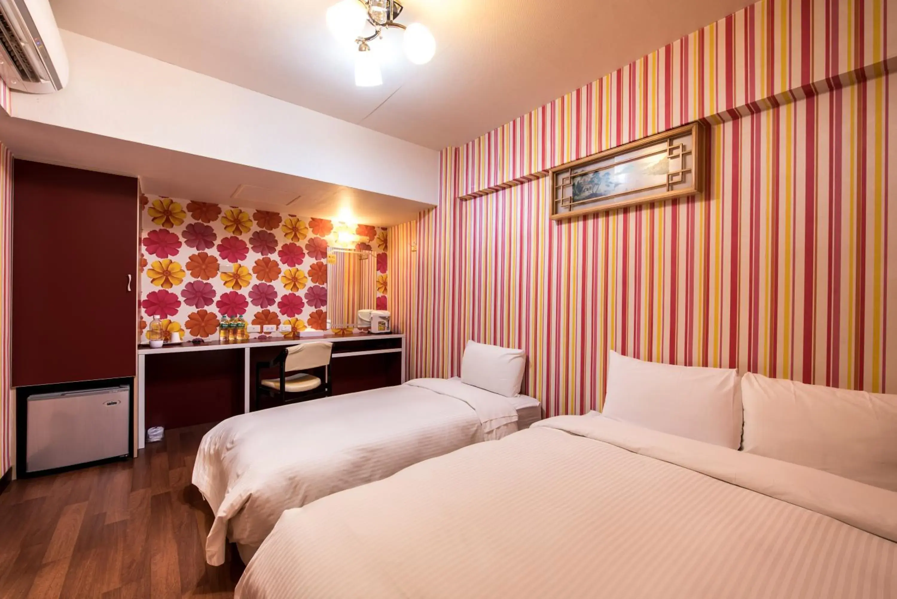 Coffee/tea facilities, Bed in Hotel South Sea Coffee/tea facilities, Bed in Hotel South Sea
