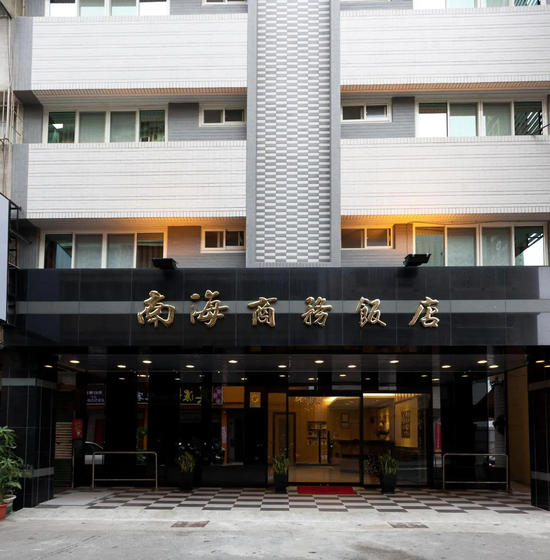 Facade/entrance in Hotel South Sea Facade/entrance in Hotel South Sea