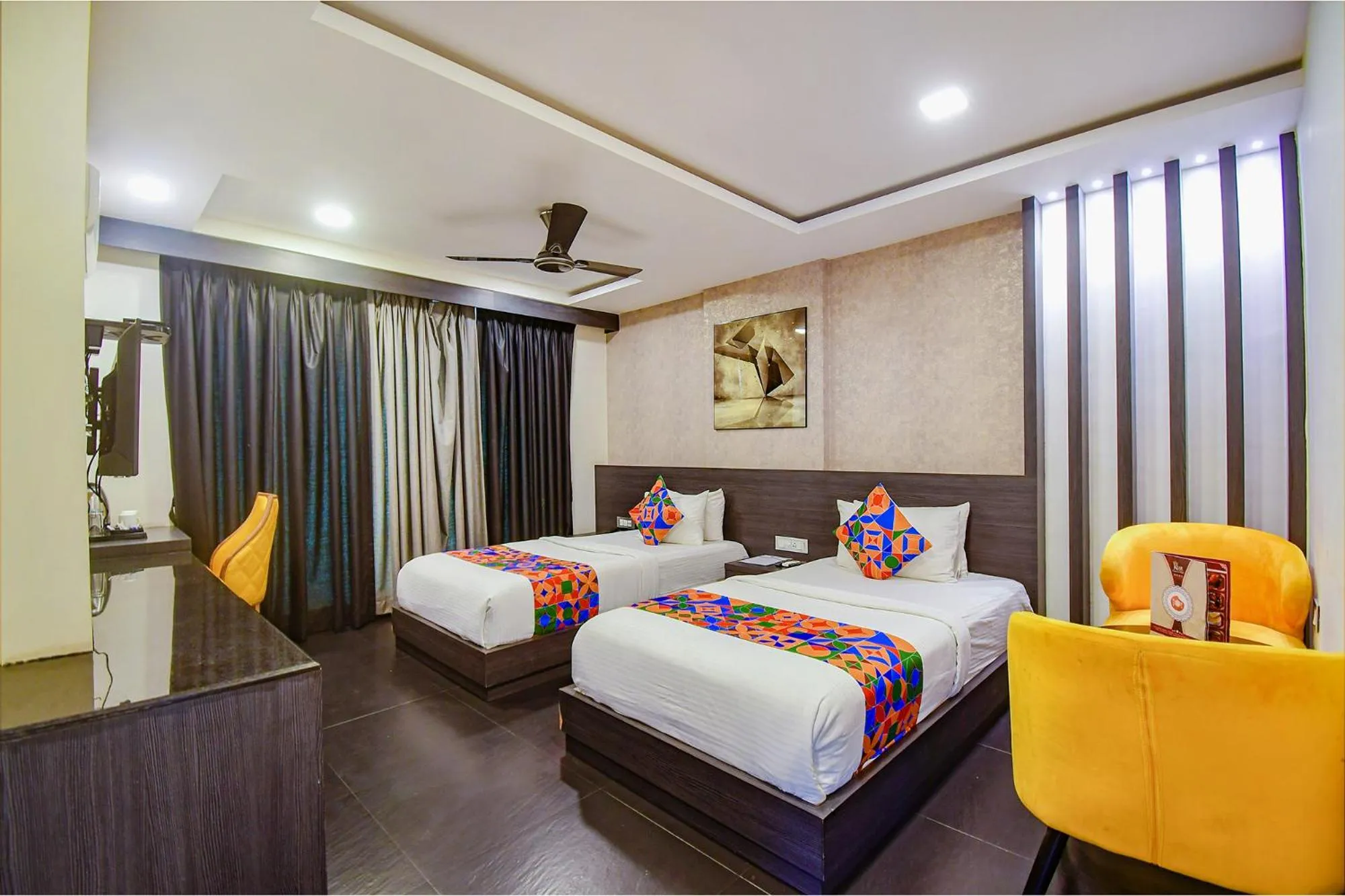 TV and multimedia, Bed in FabHotel Prime Kzar Corporate Budget Stay Near Park Street