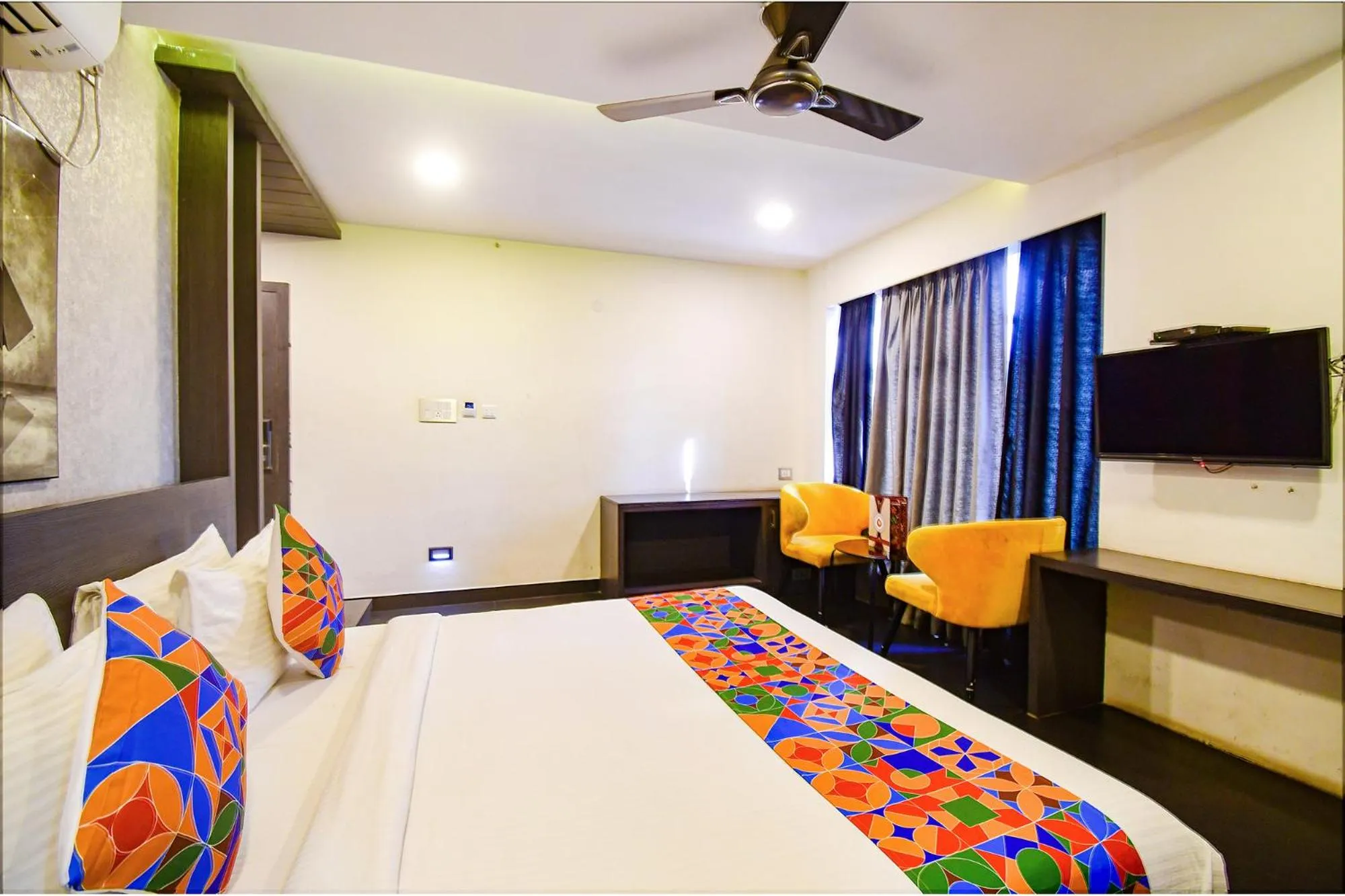 TV and multimedia, Bed in FabHotel Prime Kzar Corporate Budget Stay Near Park Street