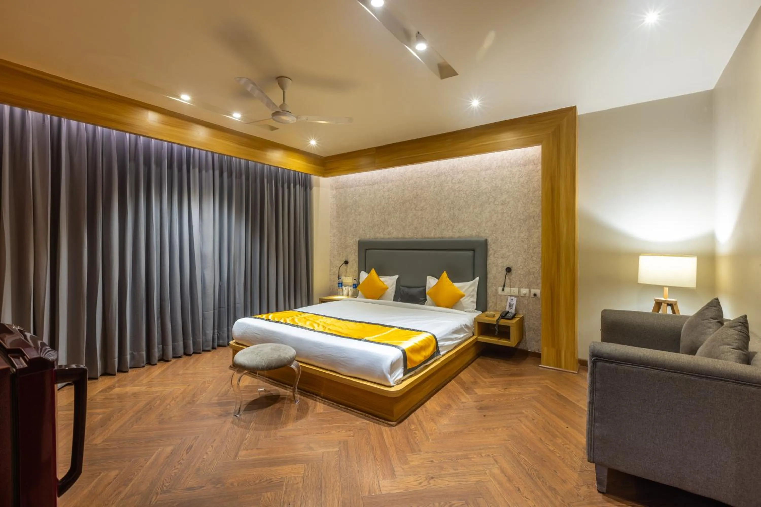 Seating area, Bed in Kohsa7