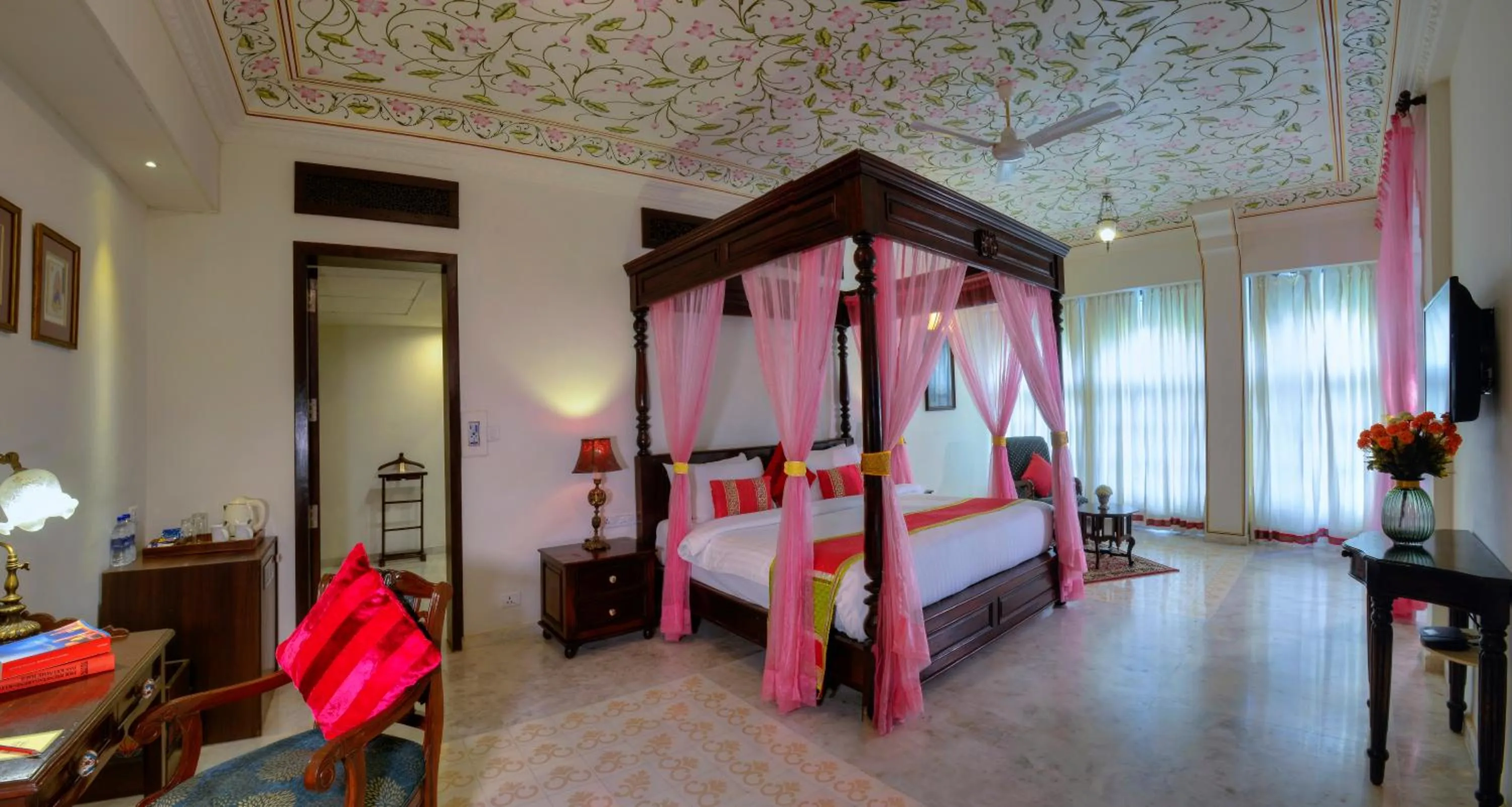 Photo of the whole room, Bed in Anuraga Palace