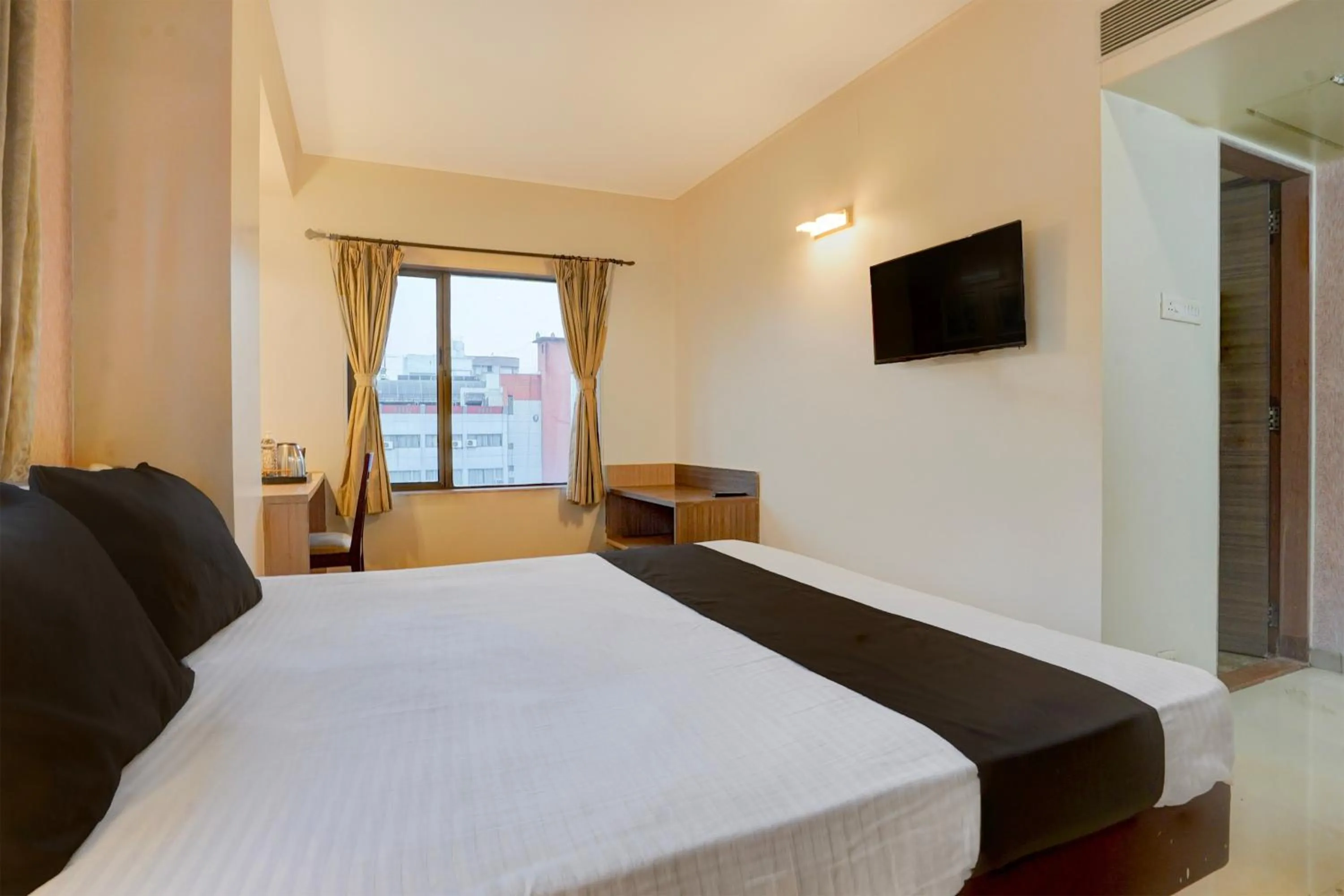 Bedroom, Bed in Super Townhouse Oak Pune Railway Station Formerly Kapil Residency