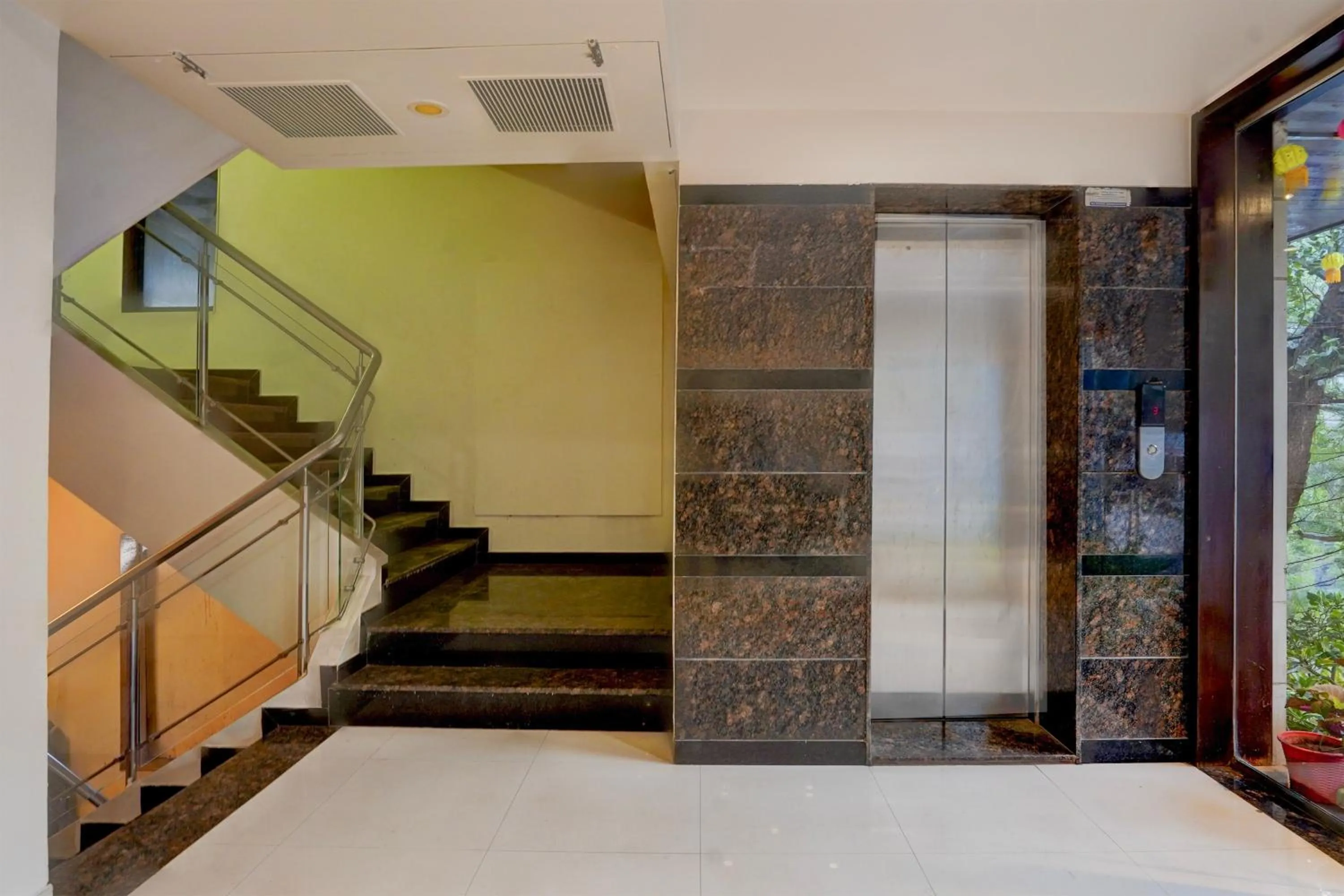 Lobby or reception in Super Townhouse Oak Pune Railway Station Formerly Kapil Residency
