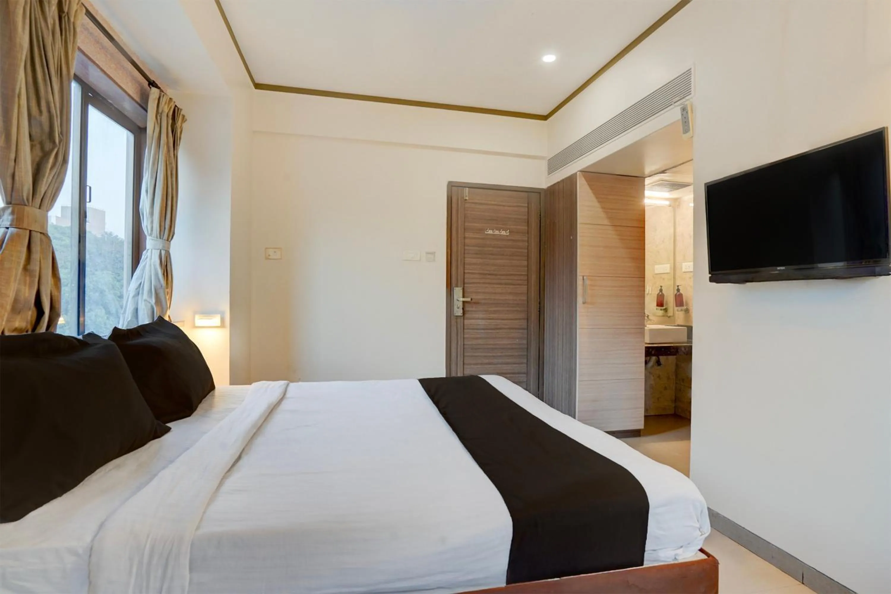 Bedroom, Bed in Super Townhouse Oak Pune Railway Station Formerly Kapil Residency