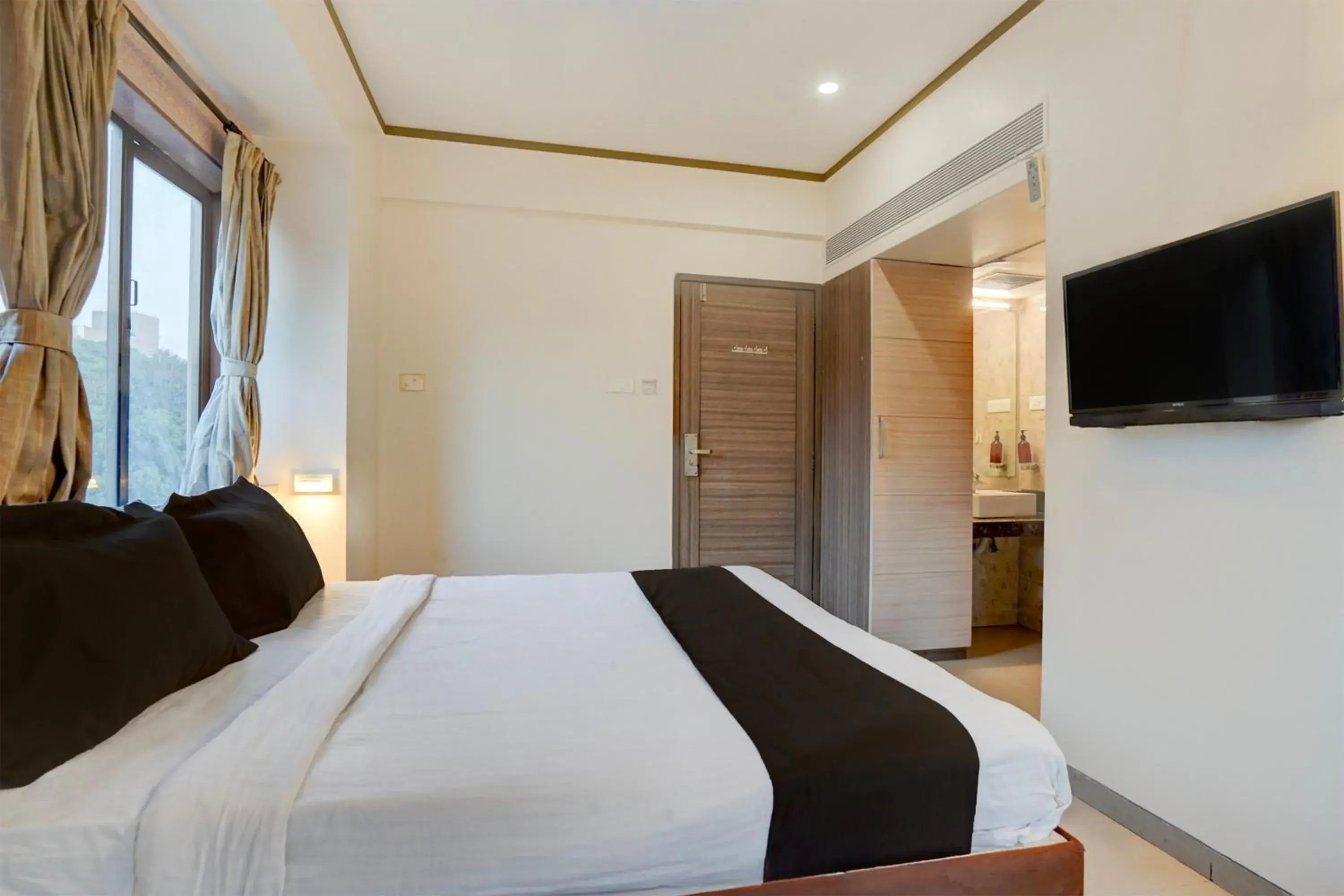 Bedroom, Bed in Super Townhouse Oak Pune Railway Station Formerly Kapil Residency Bedroom, Bed in Super Townhouse Oak Pune Railway Station Formerly Kapil Residency