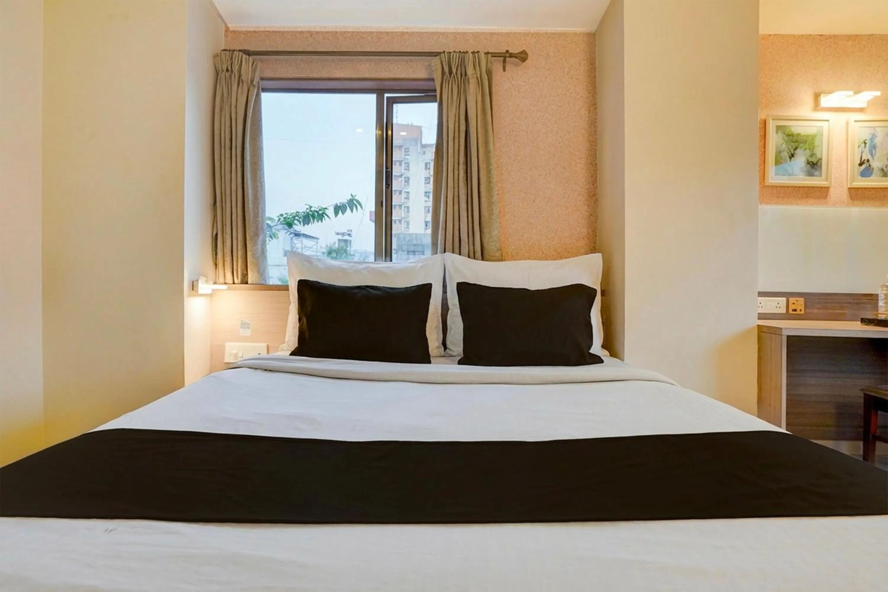 Bedroom, Bed in Super Townhouse Oak Pune Railway Station Formerly Kapil Residency