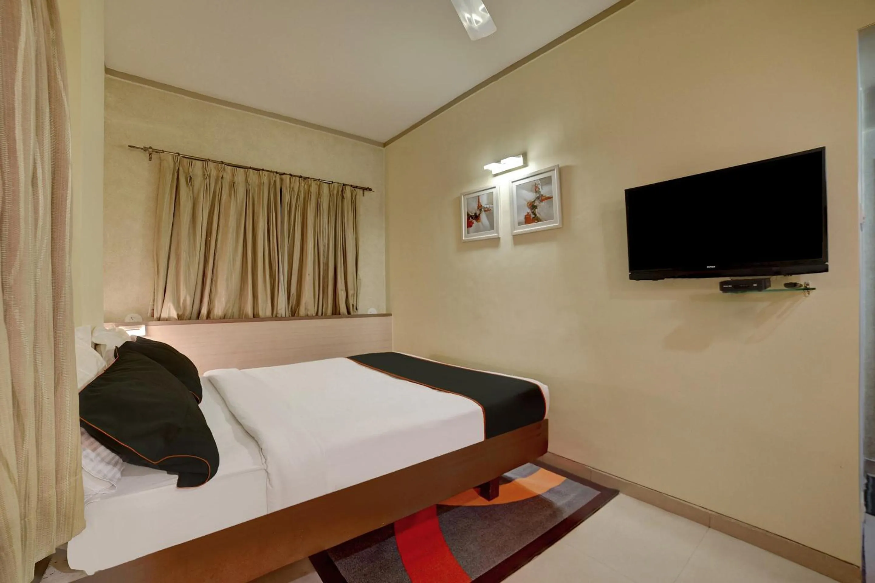 Bedroom, Bed in Townhouse Oak Pune Railway Station Formerly Kapil Residency