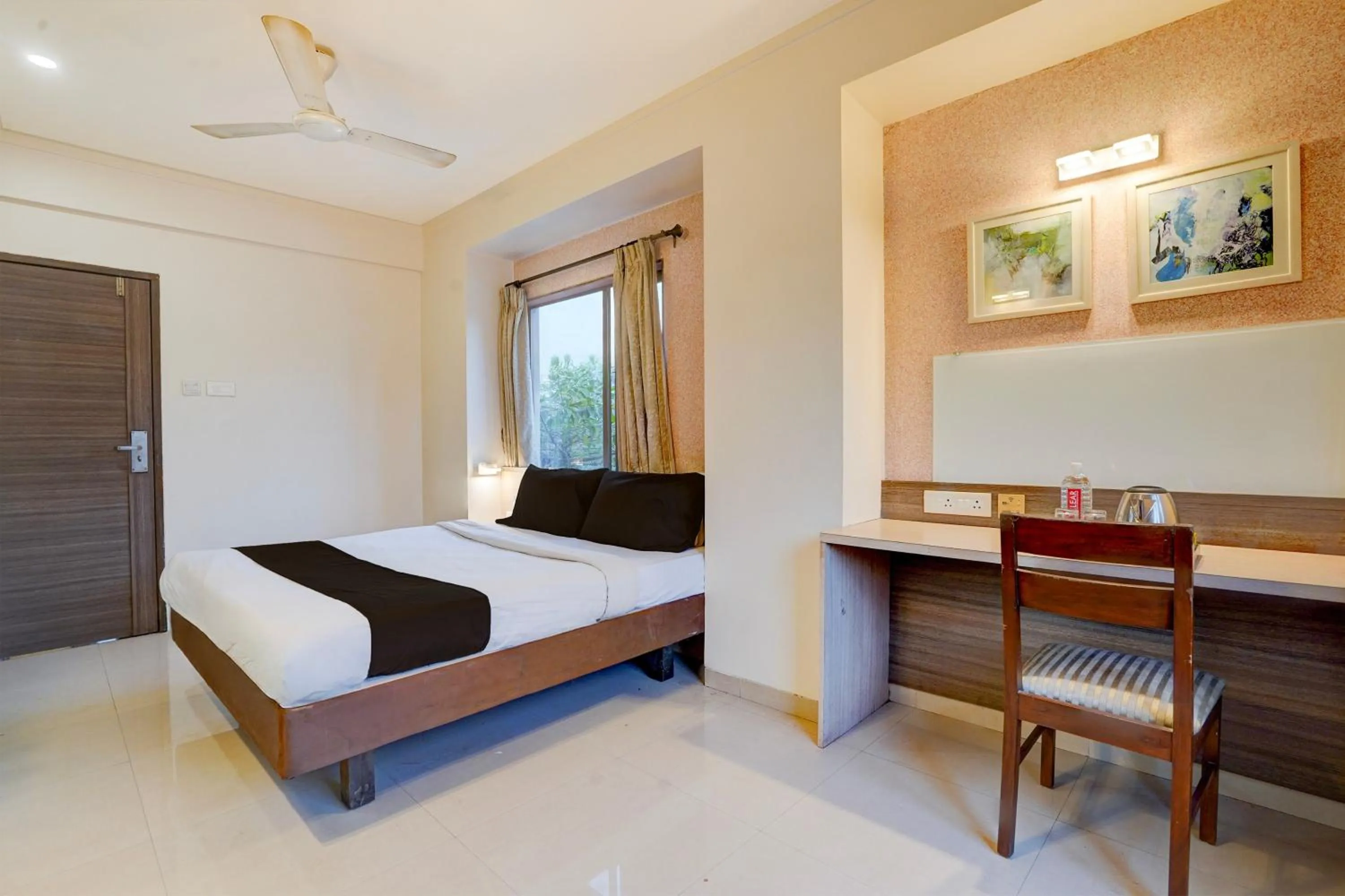 Bedroom, Bed in Super Townhouse Oak Pune Railway Station Formerly Kapil Residency