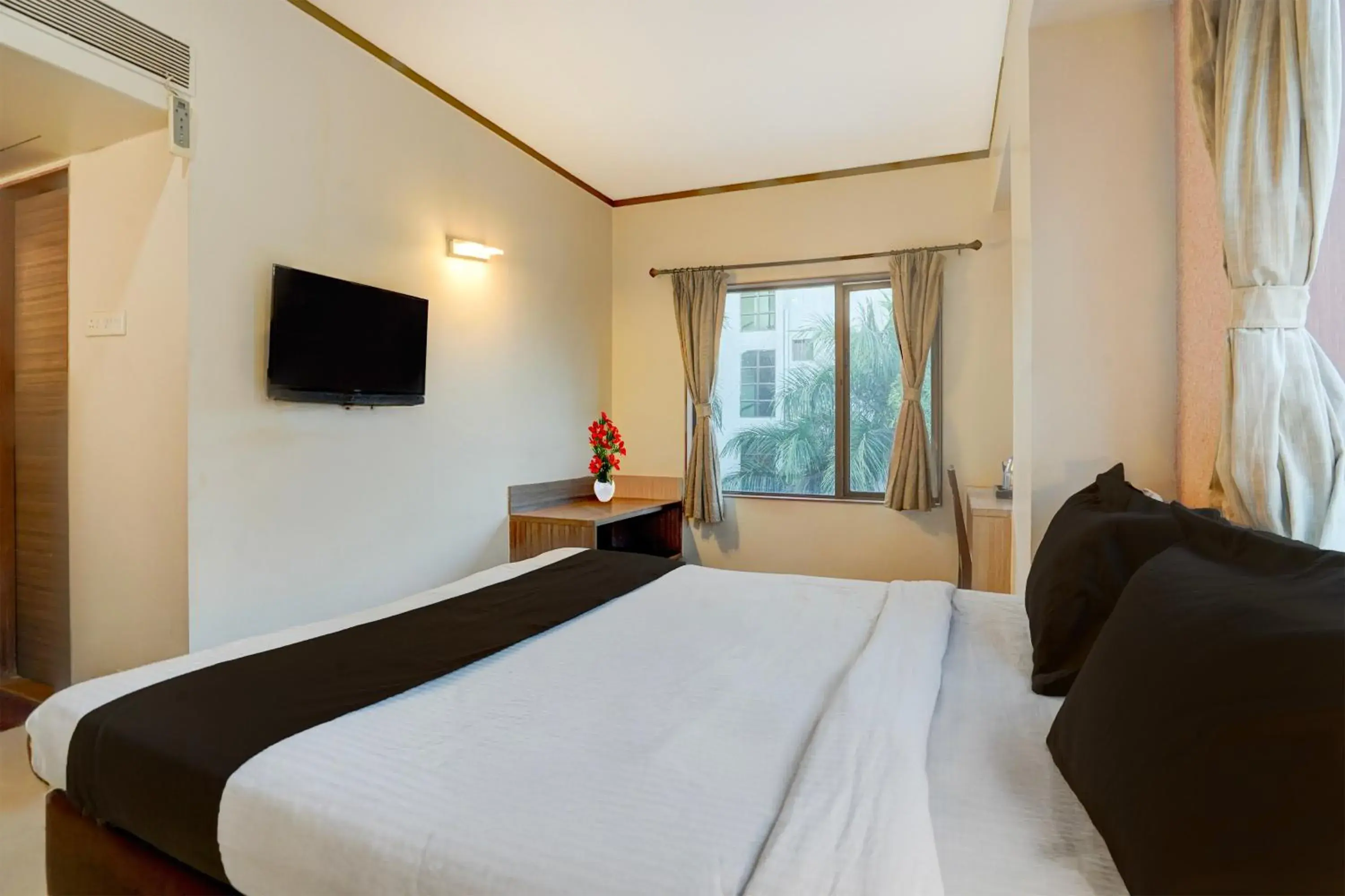 Bedroom, Bed in Super Townhouse Oak Pune Railway Station Formerly Kapil Residency Bedroom, Bed in Super Townhouse Oak Pune Railway Station Formerly Kapil Residency