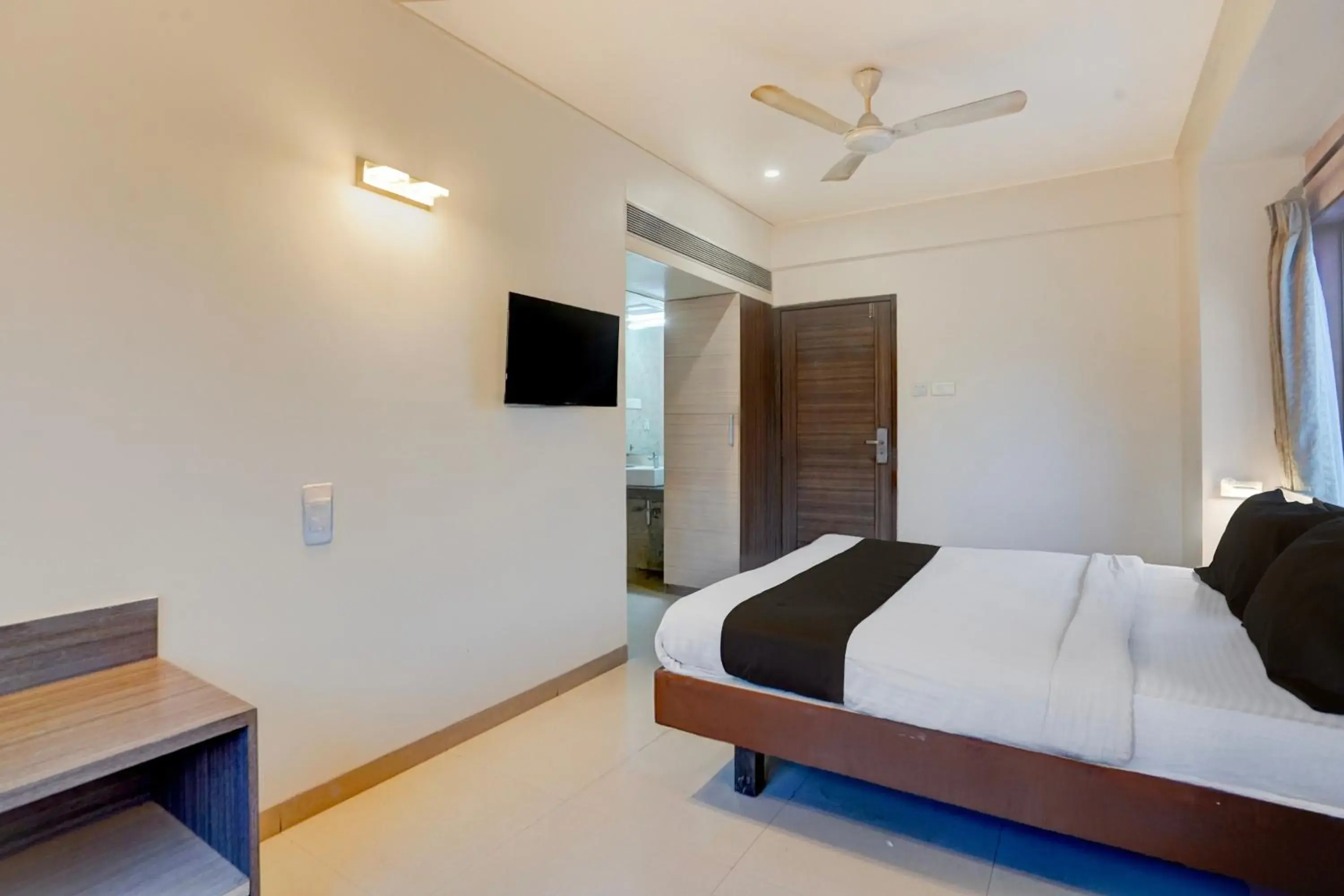 Bedroom, Bed in Super Townhouse Oak Pune Railway Station Formerly Kapil Residency Bedroom, Bed in Super Townhouse Oak Pune Railway Station Formerly Kapil Residency