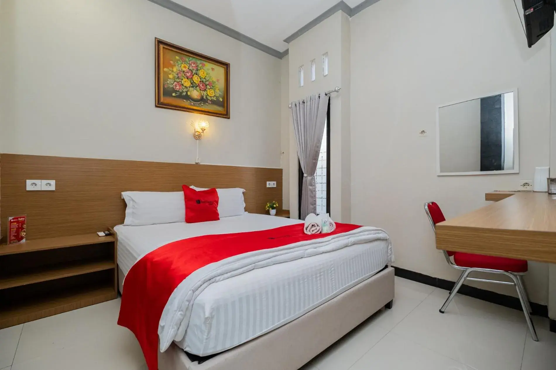 Bedroom, Bed in RedDoorz near Kampung Inggris Pare Bedroom, Bed in RedDoorz near Kampung Inggris Pare