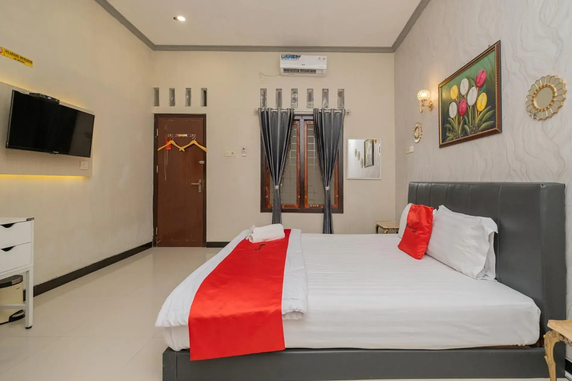 Bedroom, Bed in RedDoorz near Kampung Inggris Pare Bedroom, Bed in RedDoorz near Kampung Inggris Pare