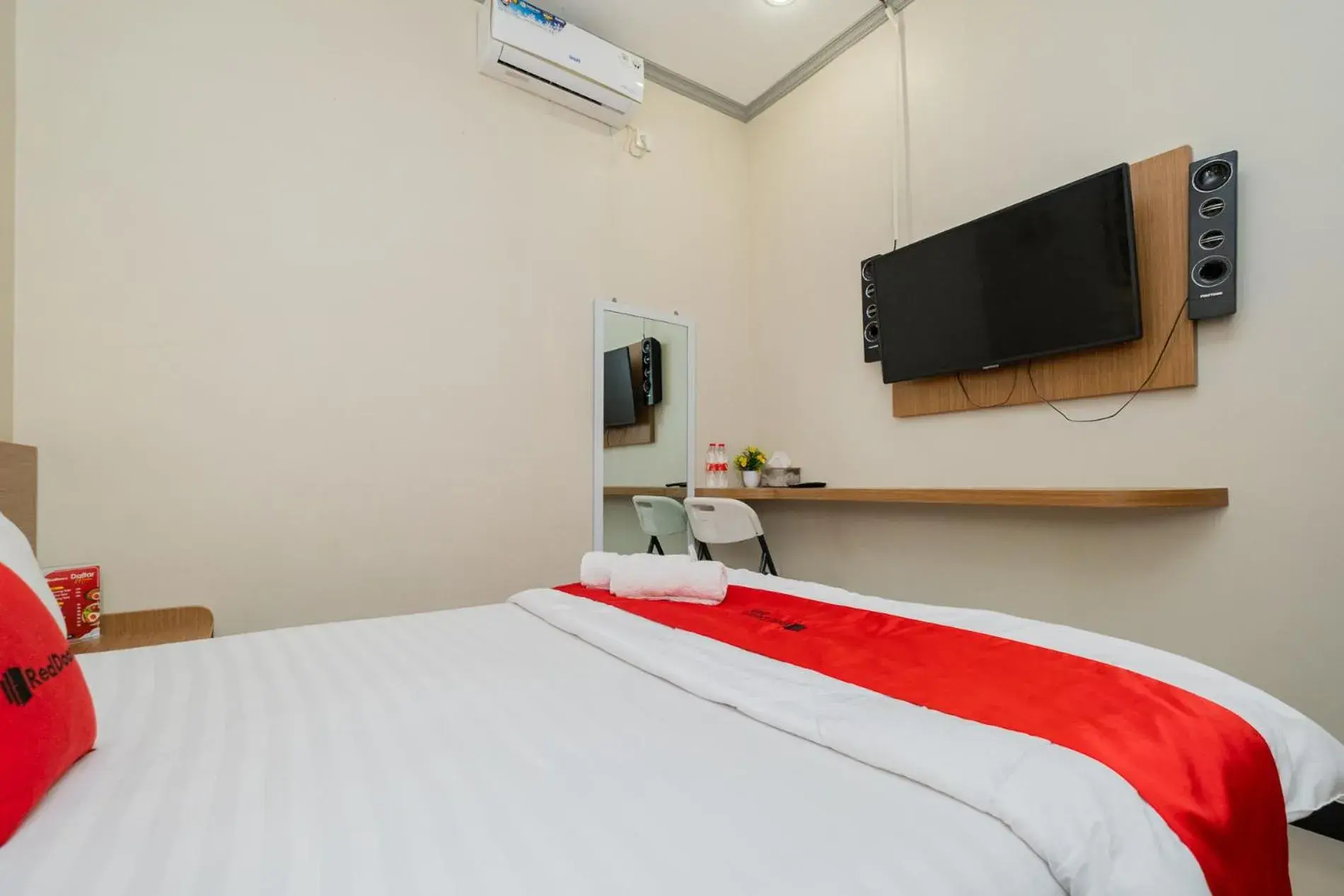 Bedroom, Bed in RedDoorz near Kampung Inggris Pare Bedroom, Bed in RedDoorz near Kampung Inggris Pare