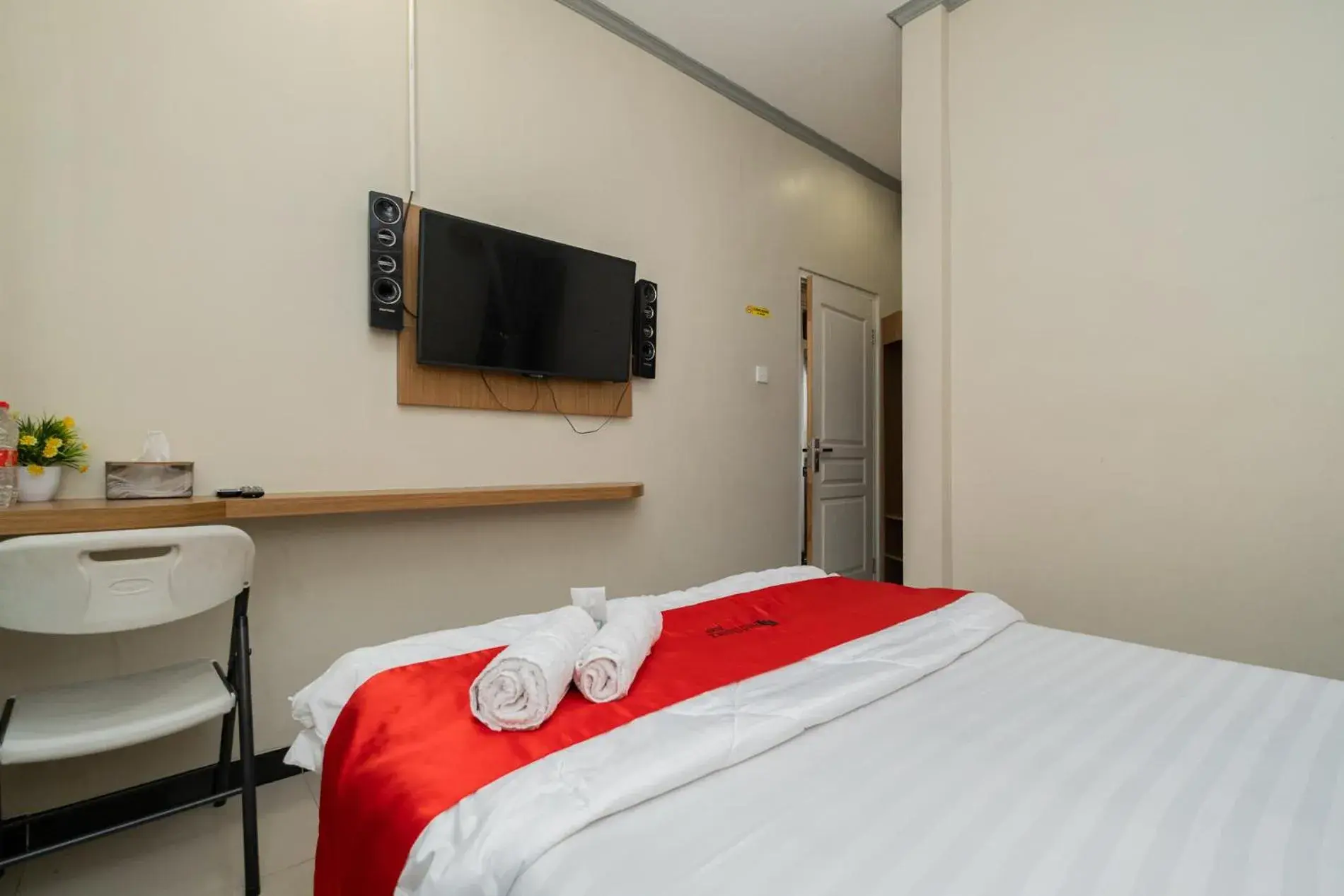 Bedroom, Bed in RedDoorz near Kampung Inggris Pare Bedroom, Bed in RedDoorz near Kampung Inggris Pare