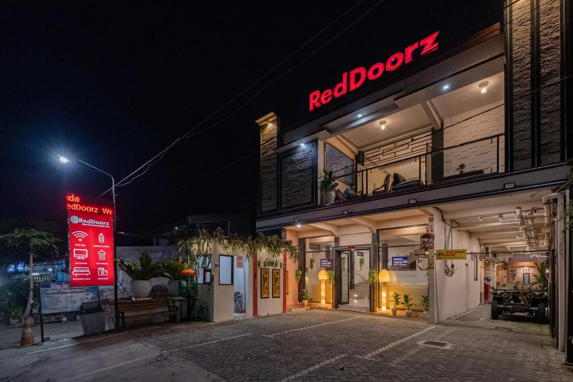 Property building in RedDoorz near Kampung Inggris Pare