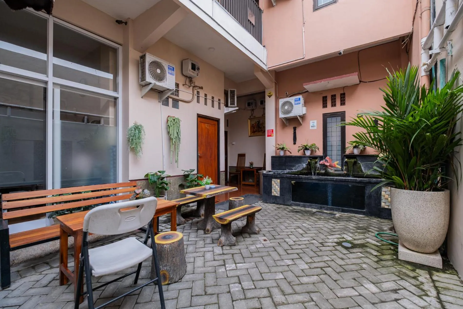 Seating area in RedDoorz near Kampung Inggris Pare