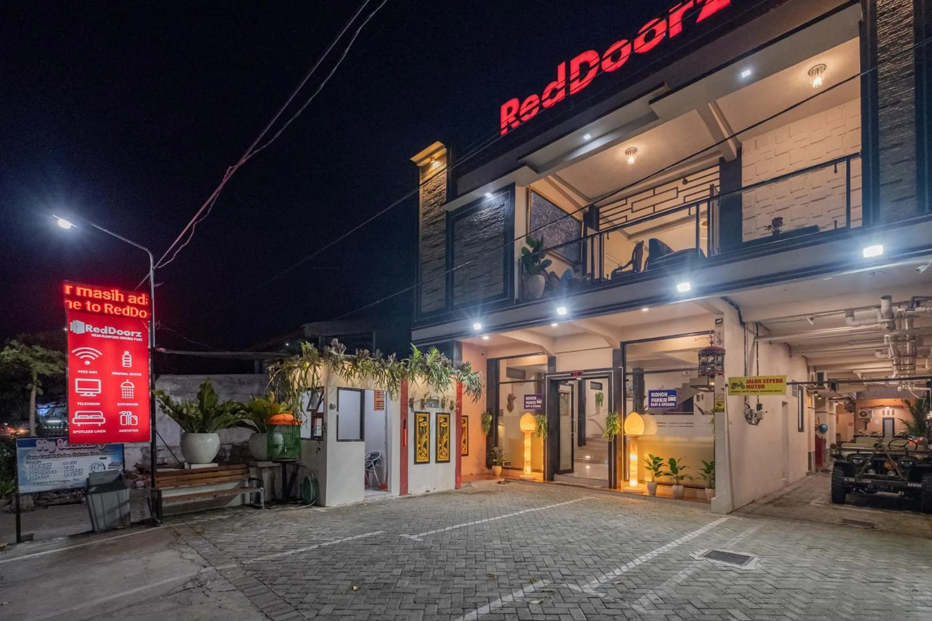 Property building in RedDoorz near Kampung Inggris Pare