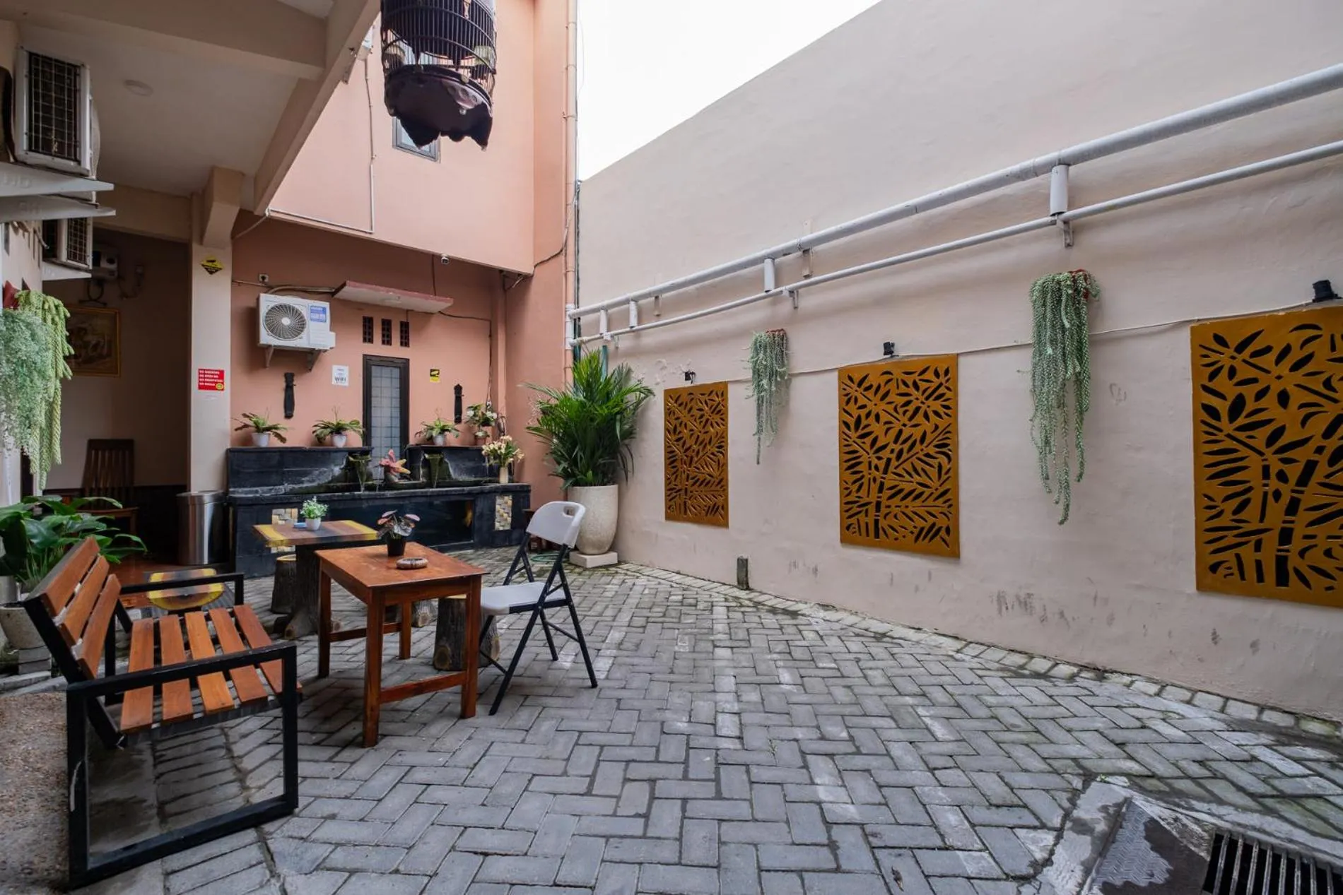 Seating area in RedDoorz near Kampung Inggris Pare