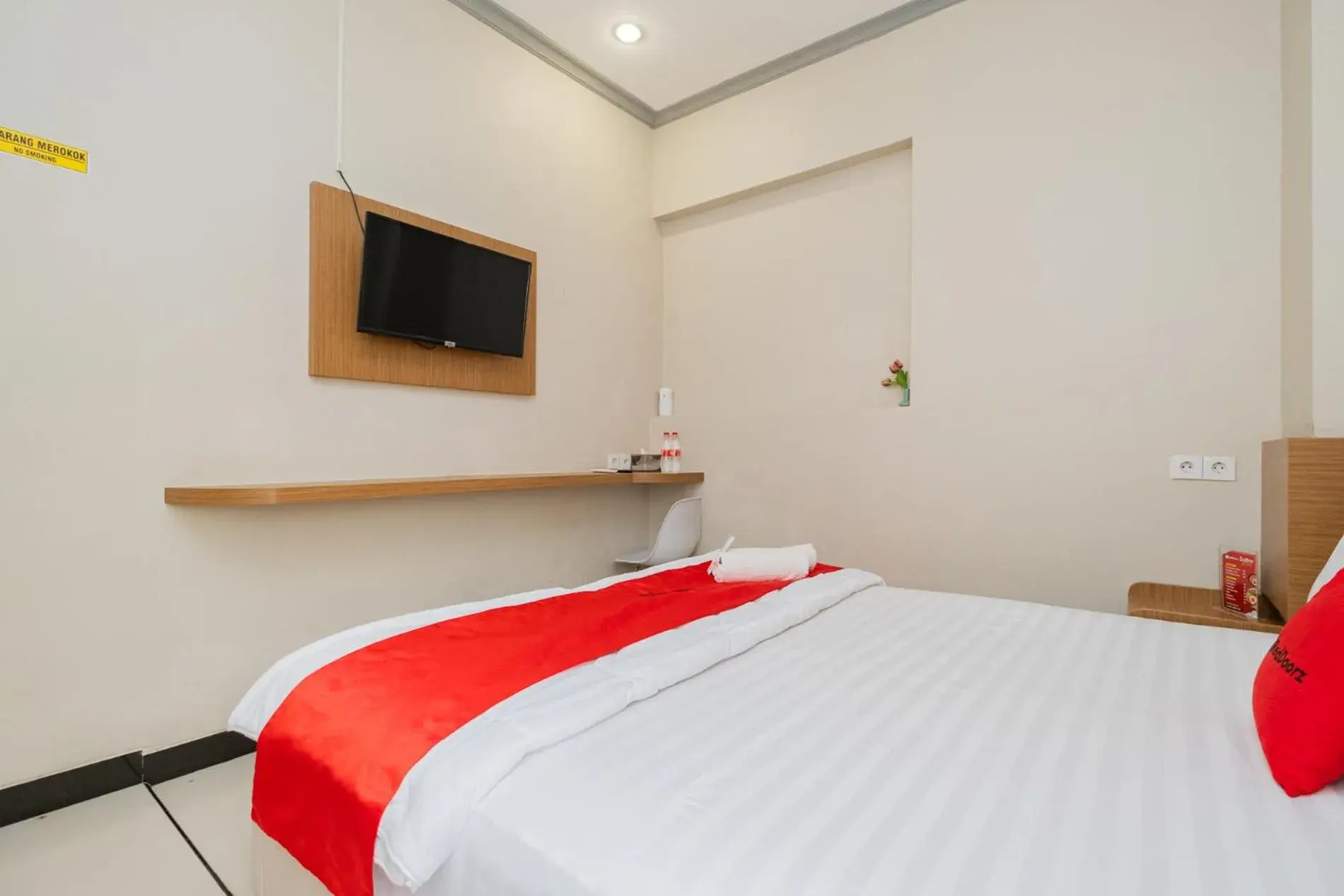 Bedroom, Bed in RedDoorz near Kampung Inggris Pare Bedroom, Bed in RedDoorz near Kampung Inggris Pare