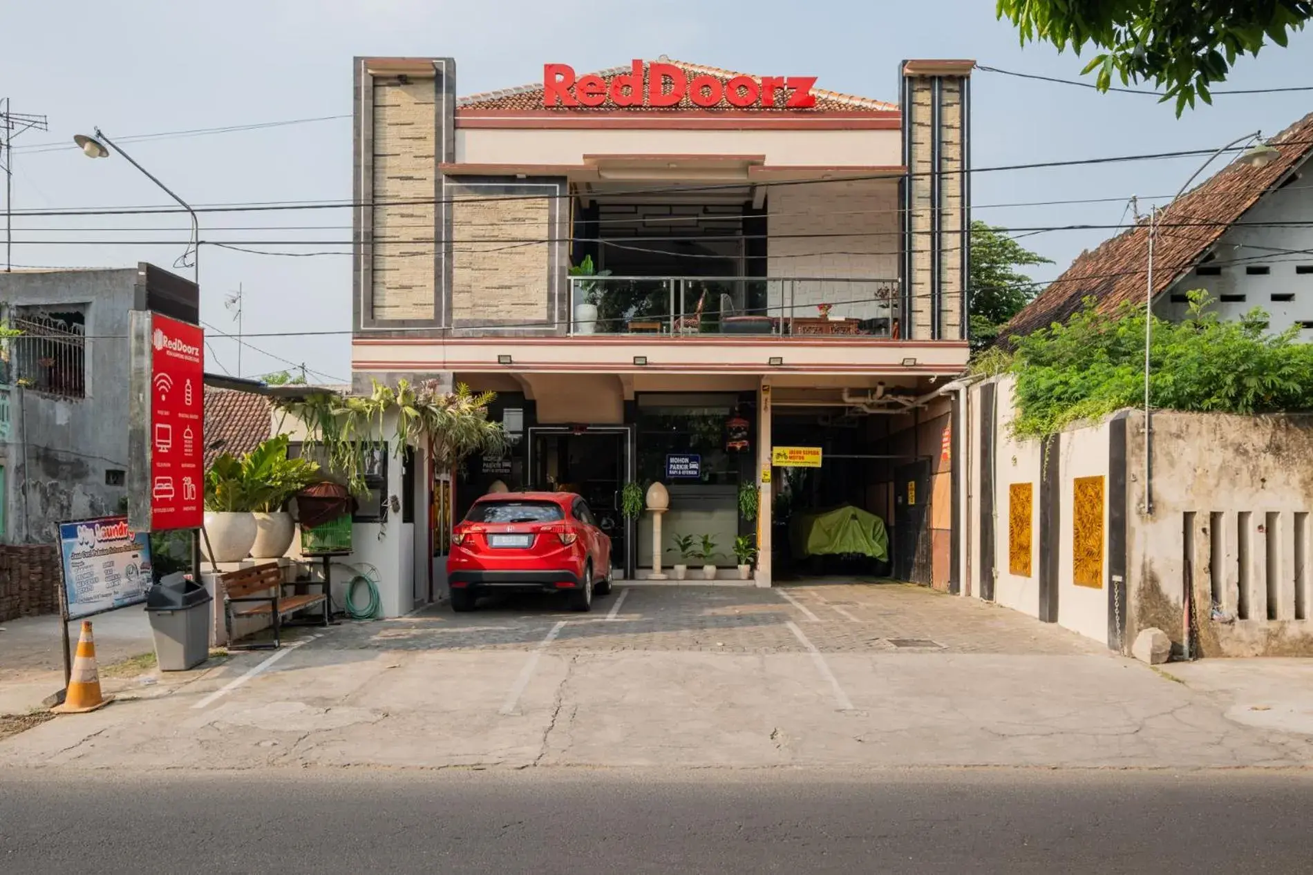 Property building in RedDoorz near Kampung Inggris Pare Property building in RedDoorz near Kampung Inggris Pare