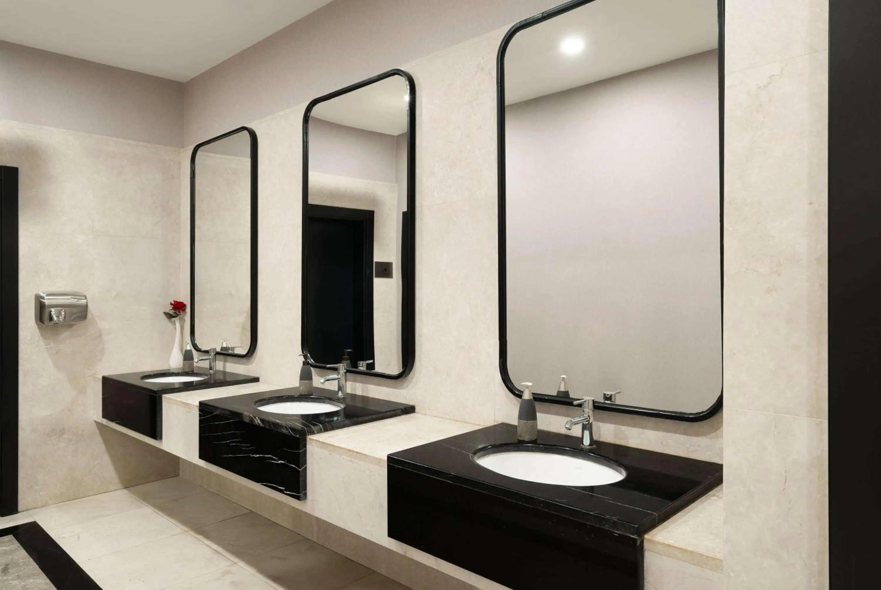 Lobby or reception in Ramada by Wyndham Erbil Gulan Street