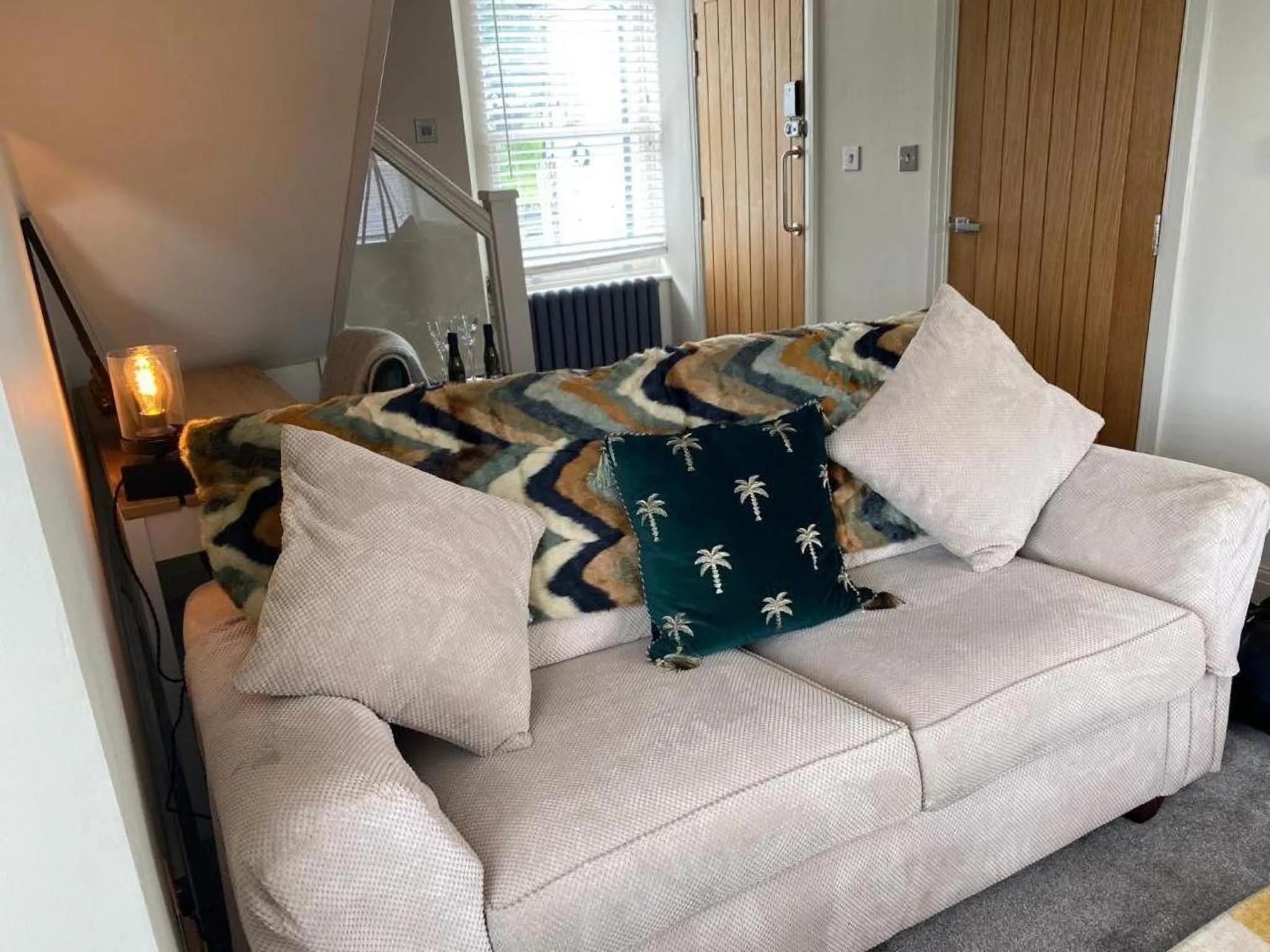 Seating area, Bed in The Hive at Poppi-Red