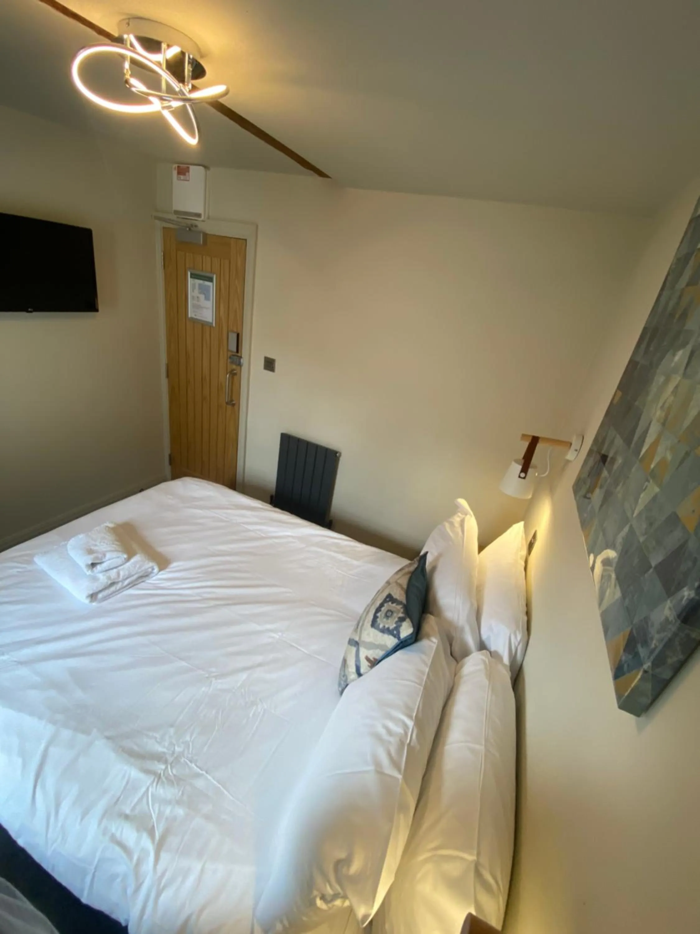 Photo of the whole room, Bed in The Hive at Poppi-Red