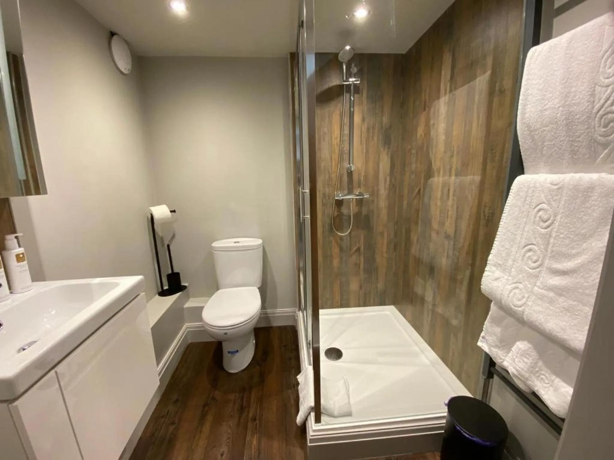 Shower in The Hive at Poppi-Red