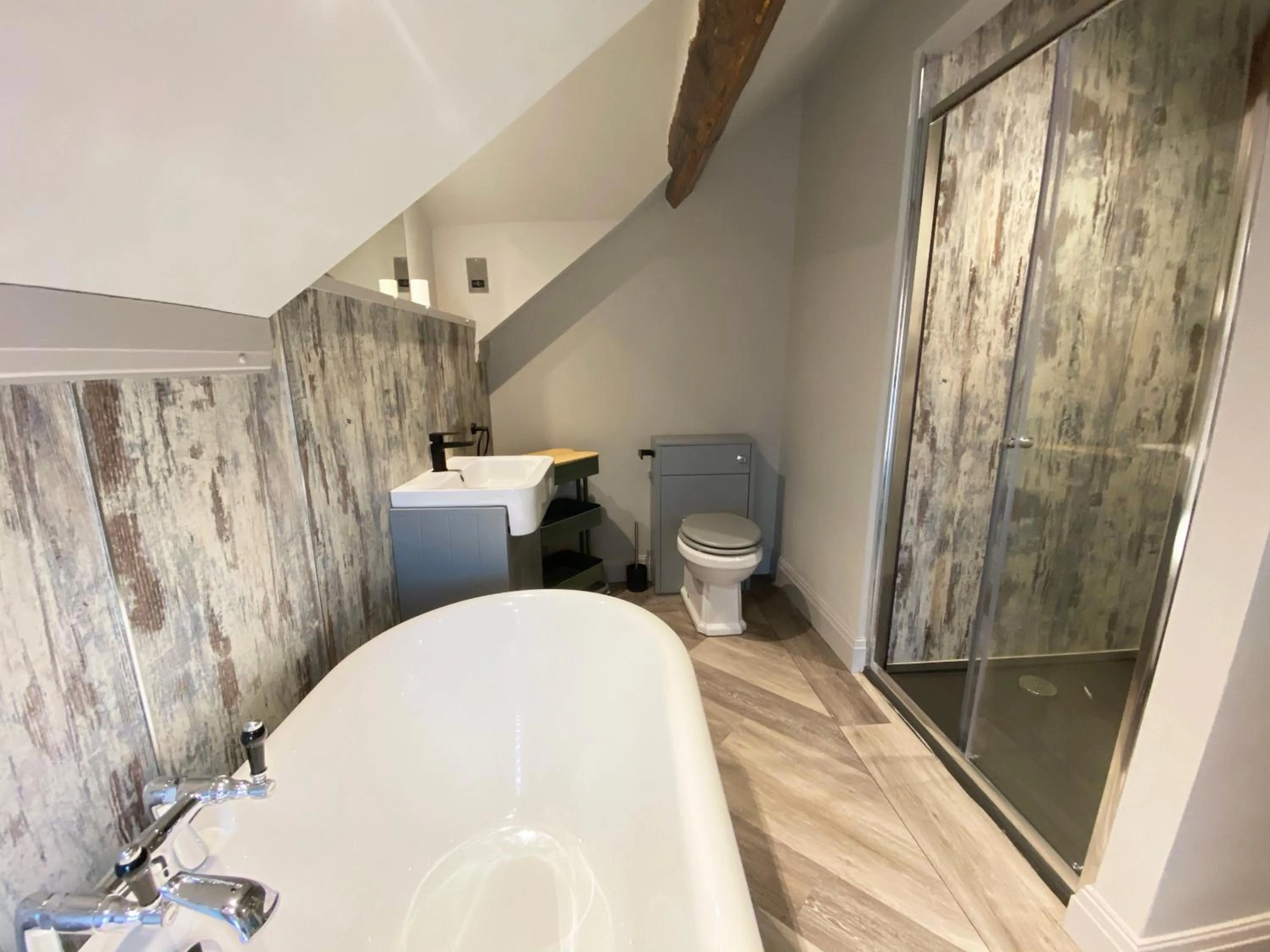 Shower in The Hive at Poppi-Red