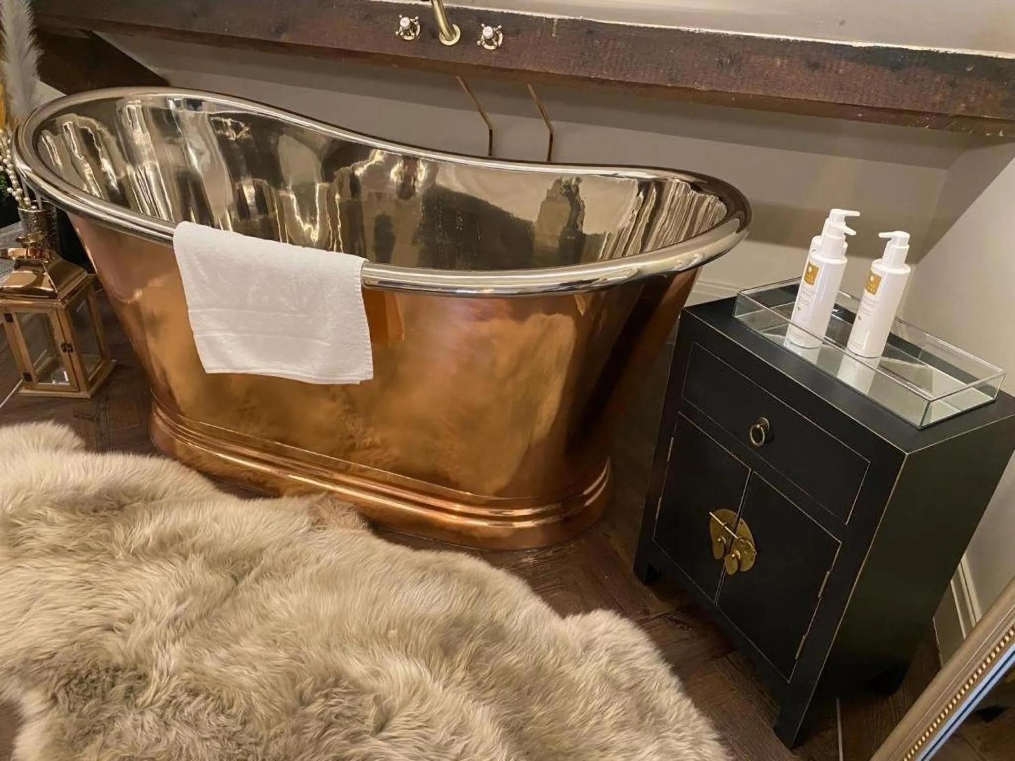 Bath in The Hive at Poppi-Red