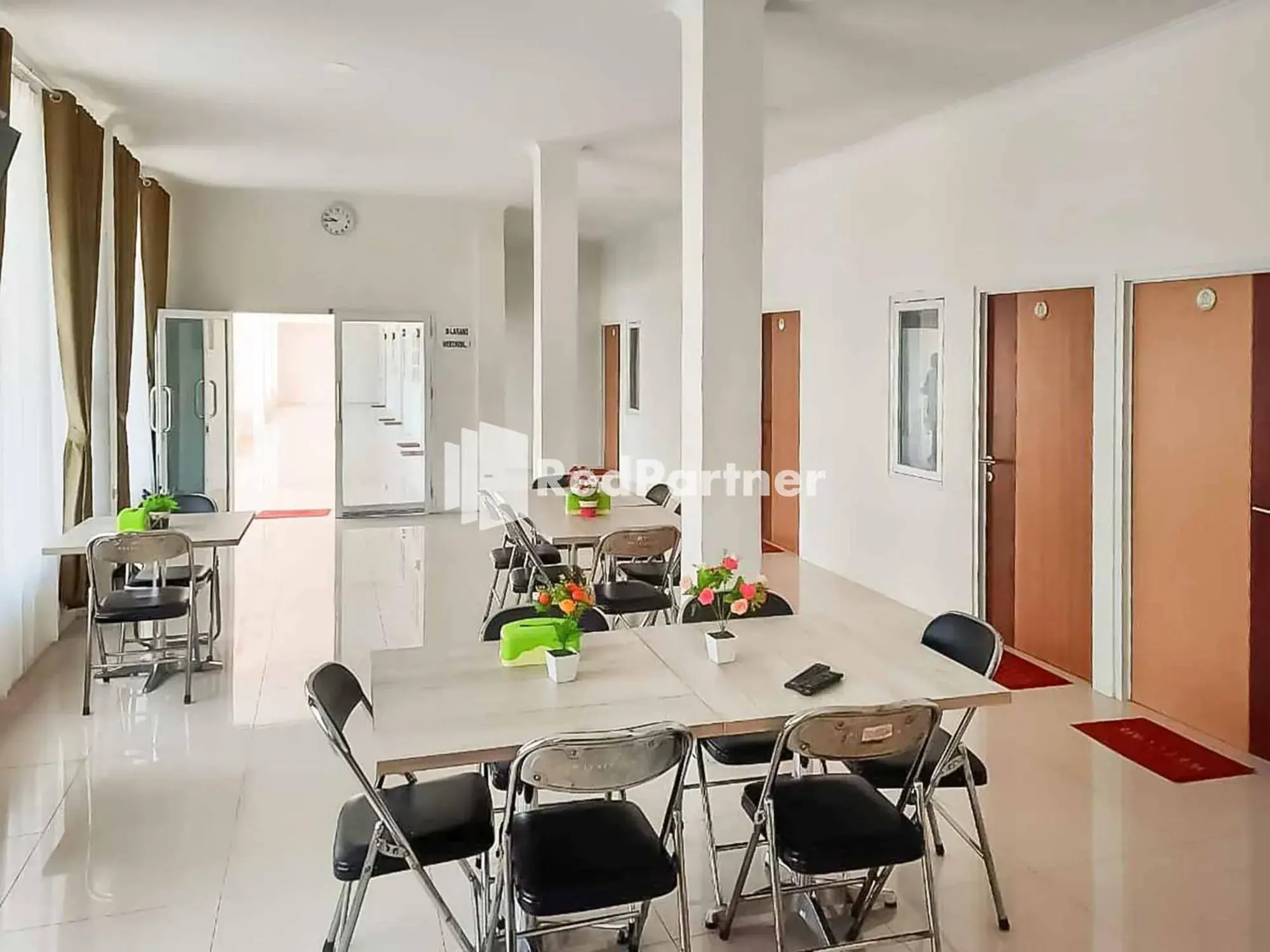 Dining area in Wisma Baznas Syariah Majalengka Mitra RedDoorz Dining area in Wisma Baznas Syariah Majalengka Mitra RedDoorz