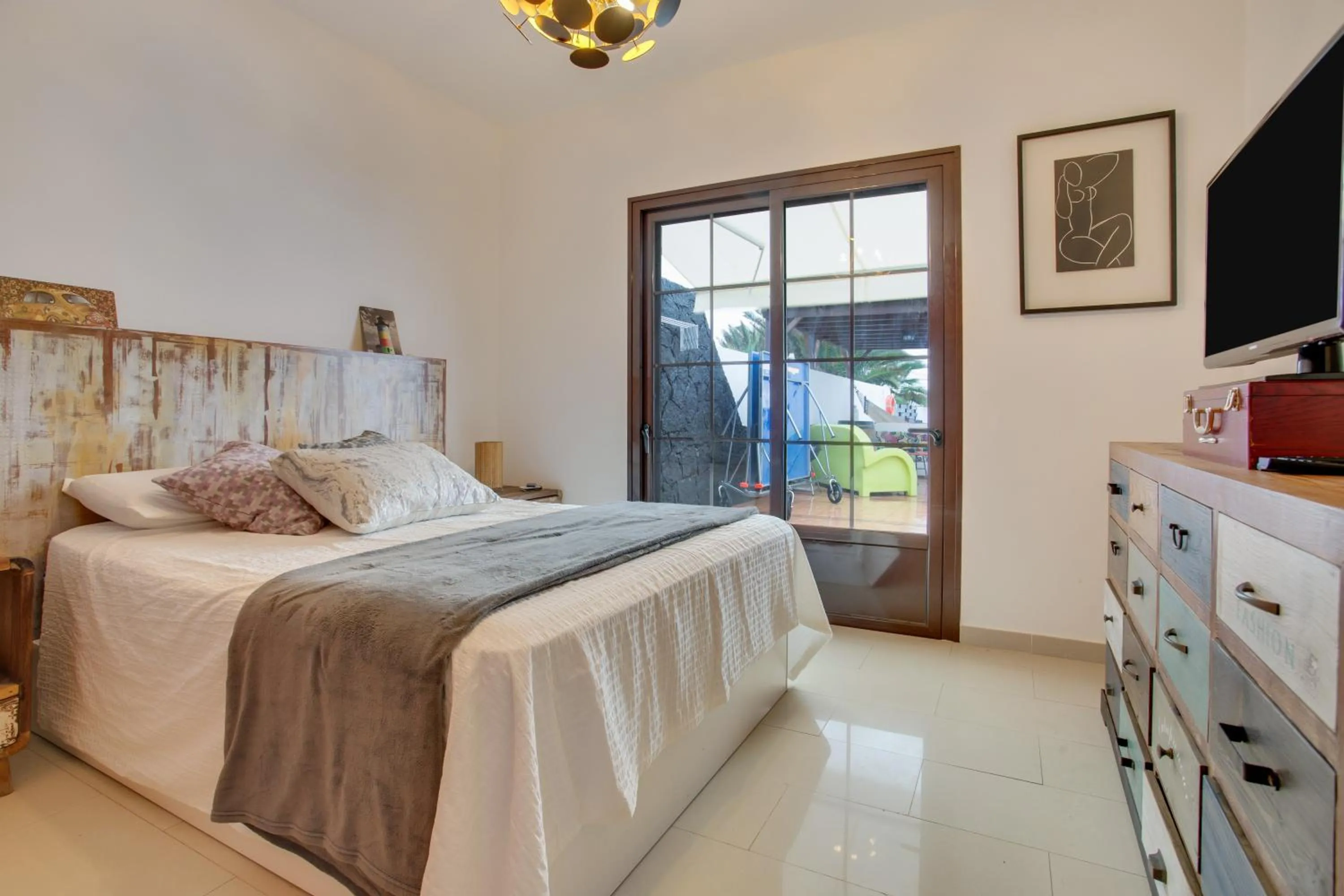 Living room, Bed in Villa Kodotoma