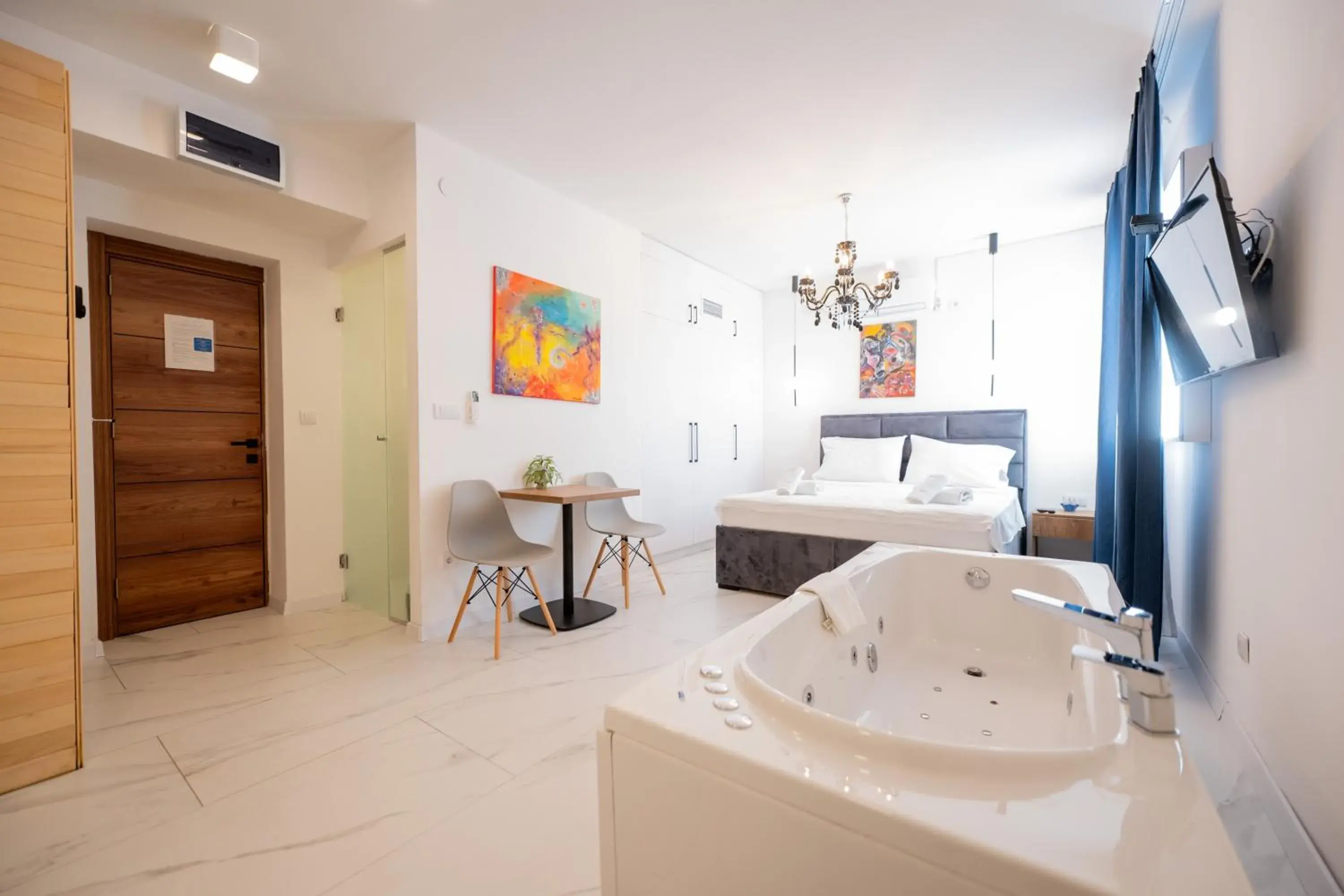 Communal lounge/ TV room in Kings Palace Suites Communal lounge/ TV room in Kings Palace Suites