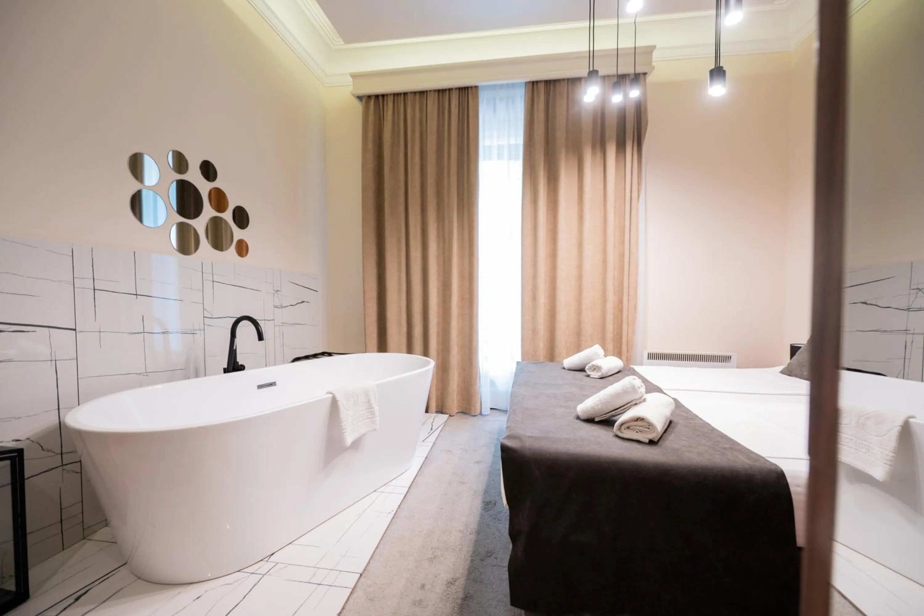 Bathroom, Bed in Boutique Hotel Kings Palace