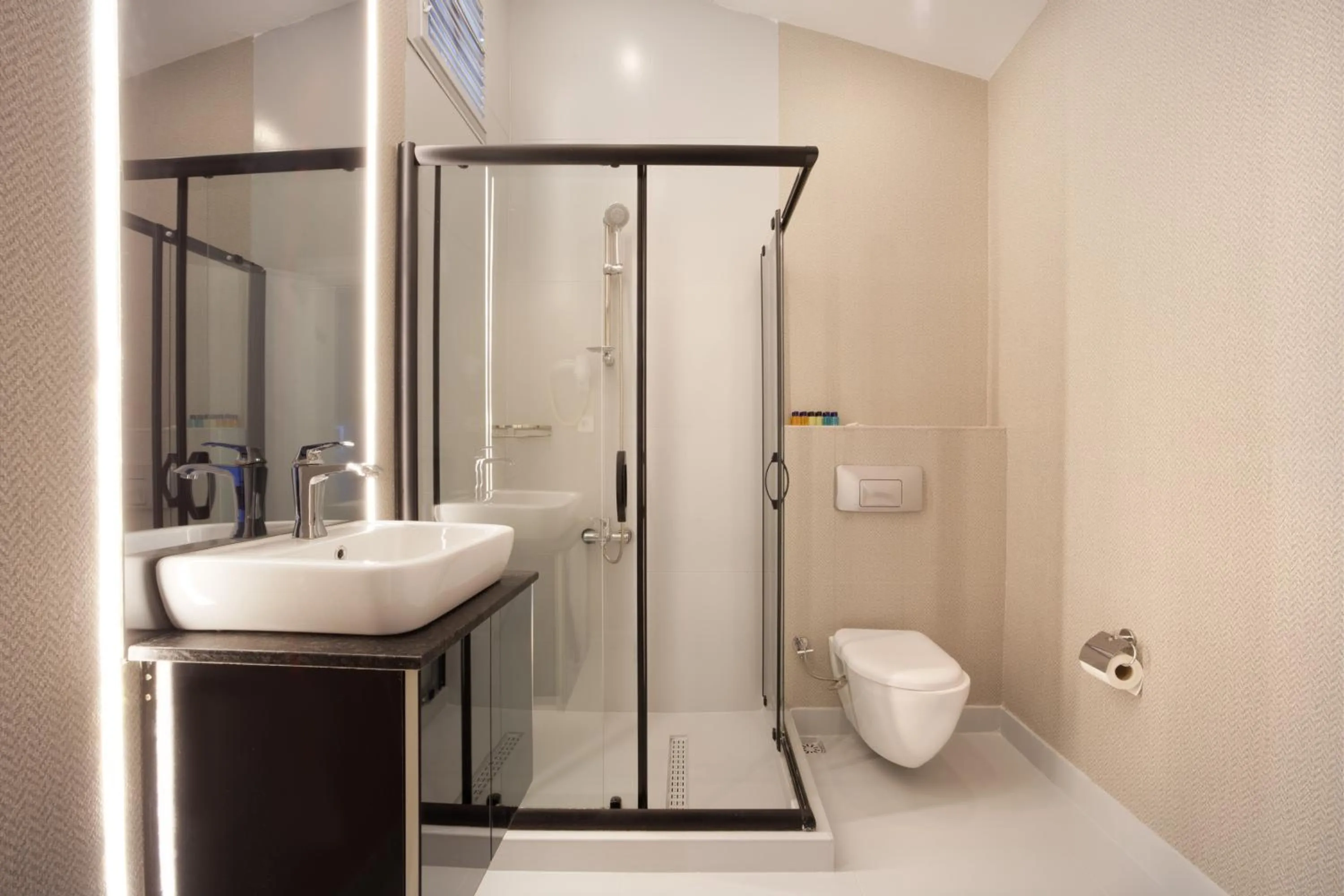 Shower in Walton Gardens Pera