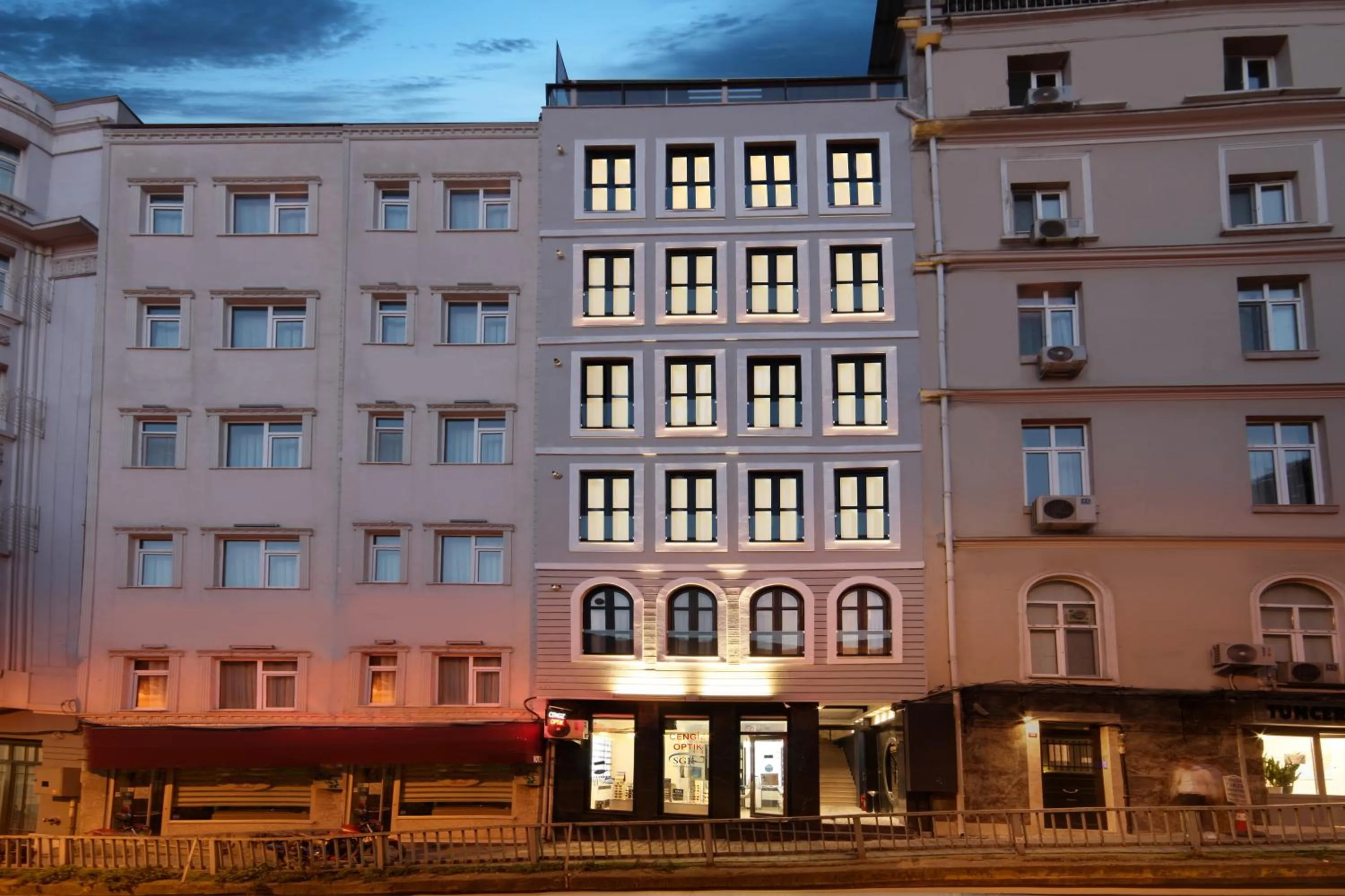 Property building in Walton Gardens Pera