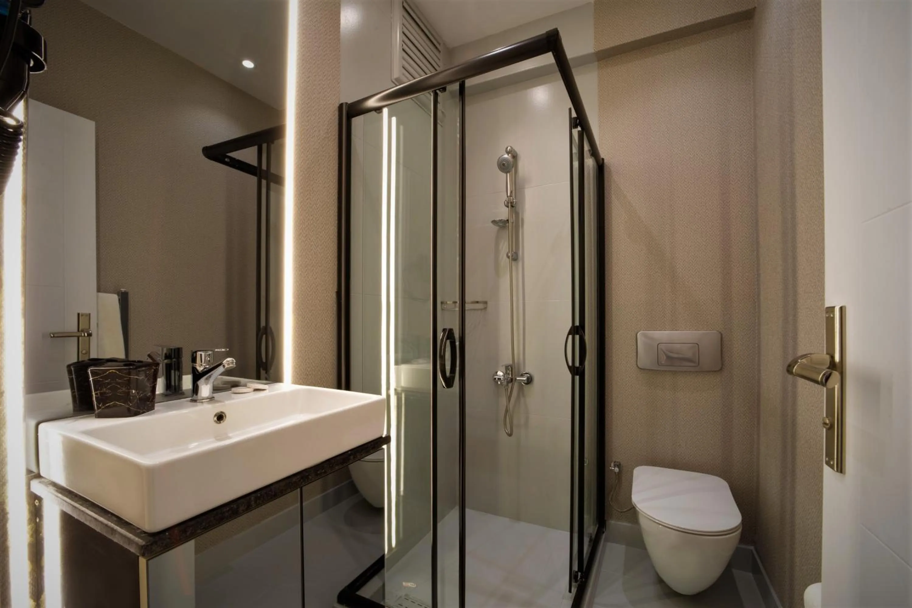 Shower in Walton Gardens Pera