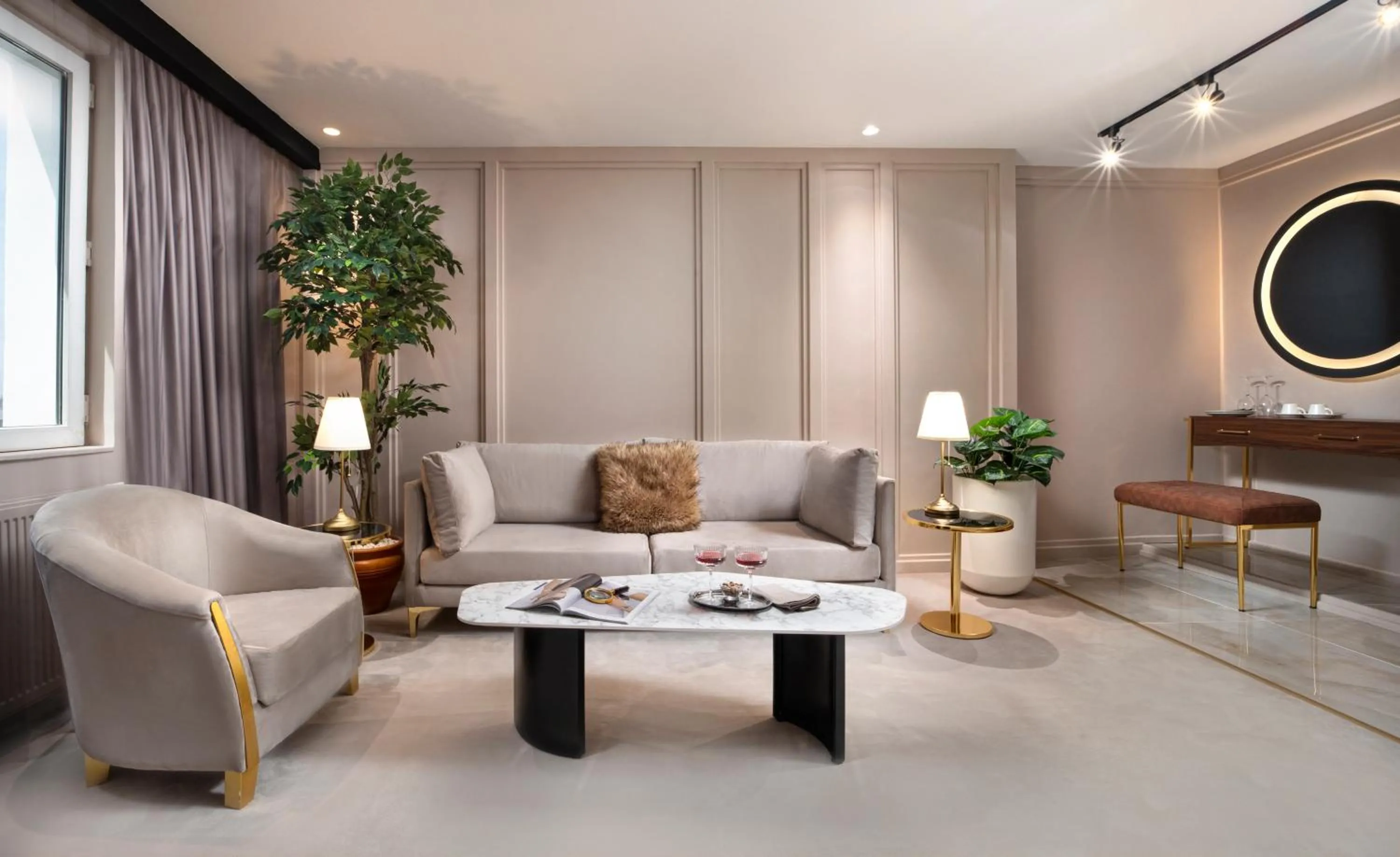 Seating area in Walton Gardens Pera