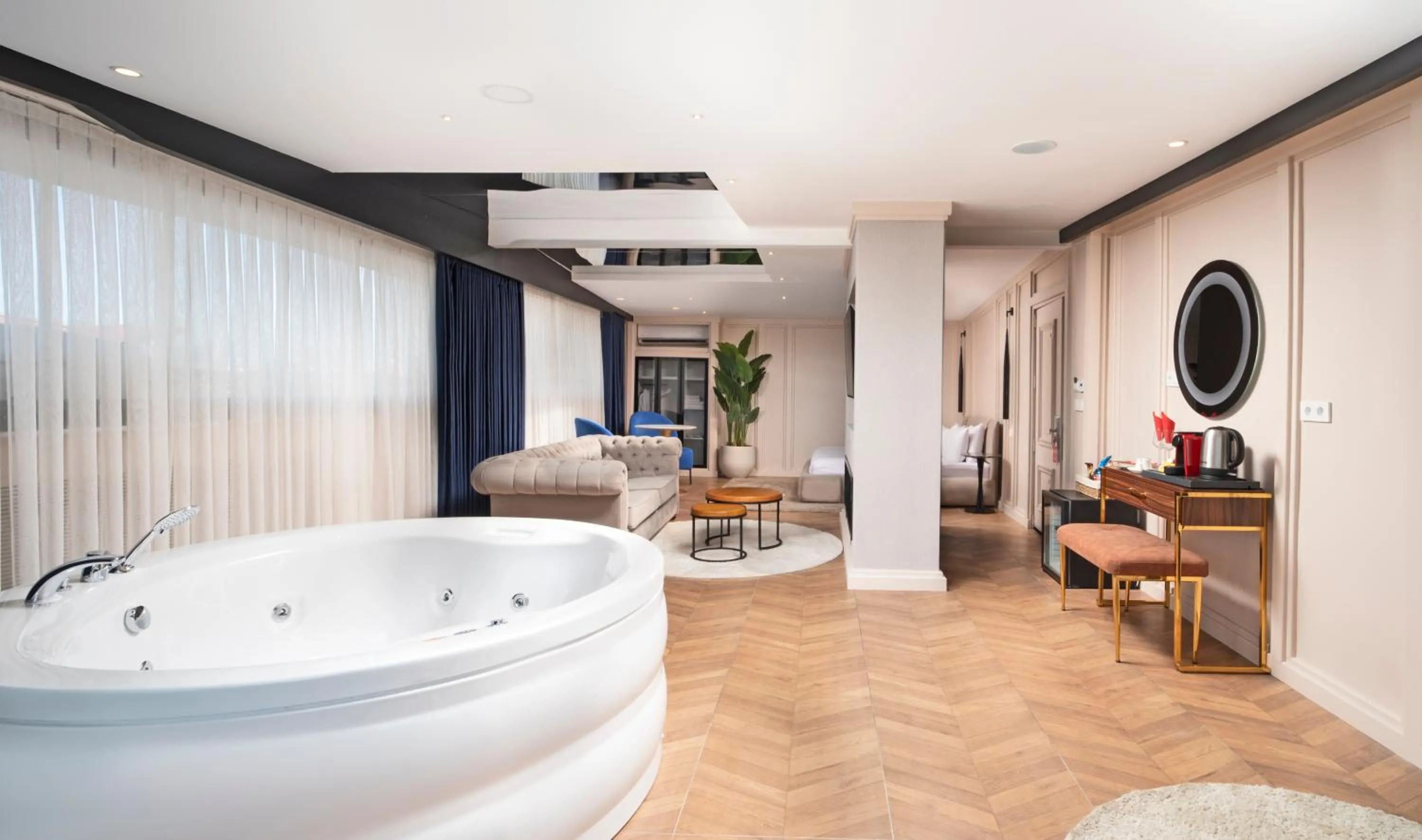 Hot Tub in Walton Gardens Pera