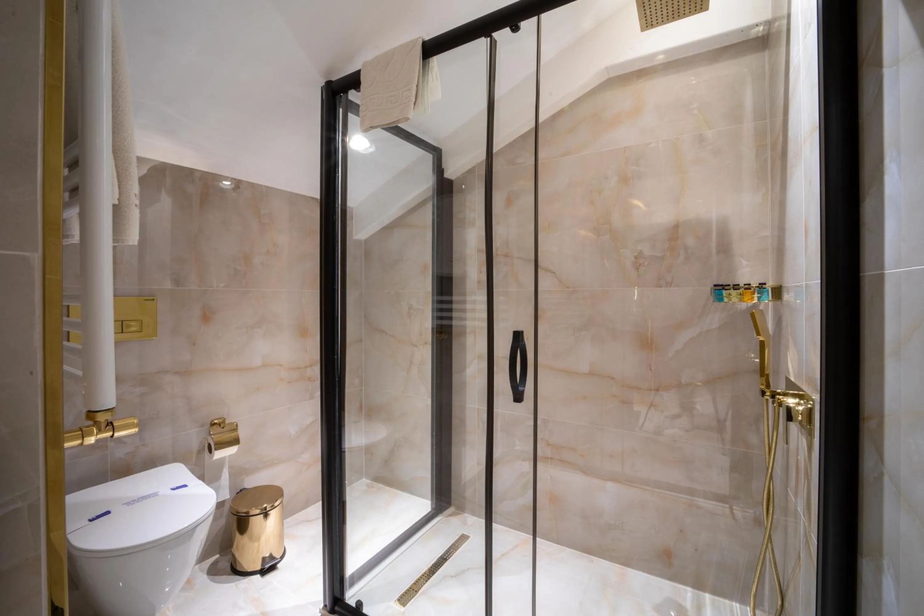 Bathroom in Walton Gardens Pera