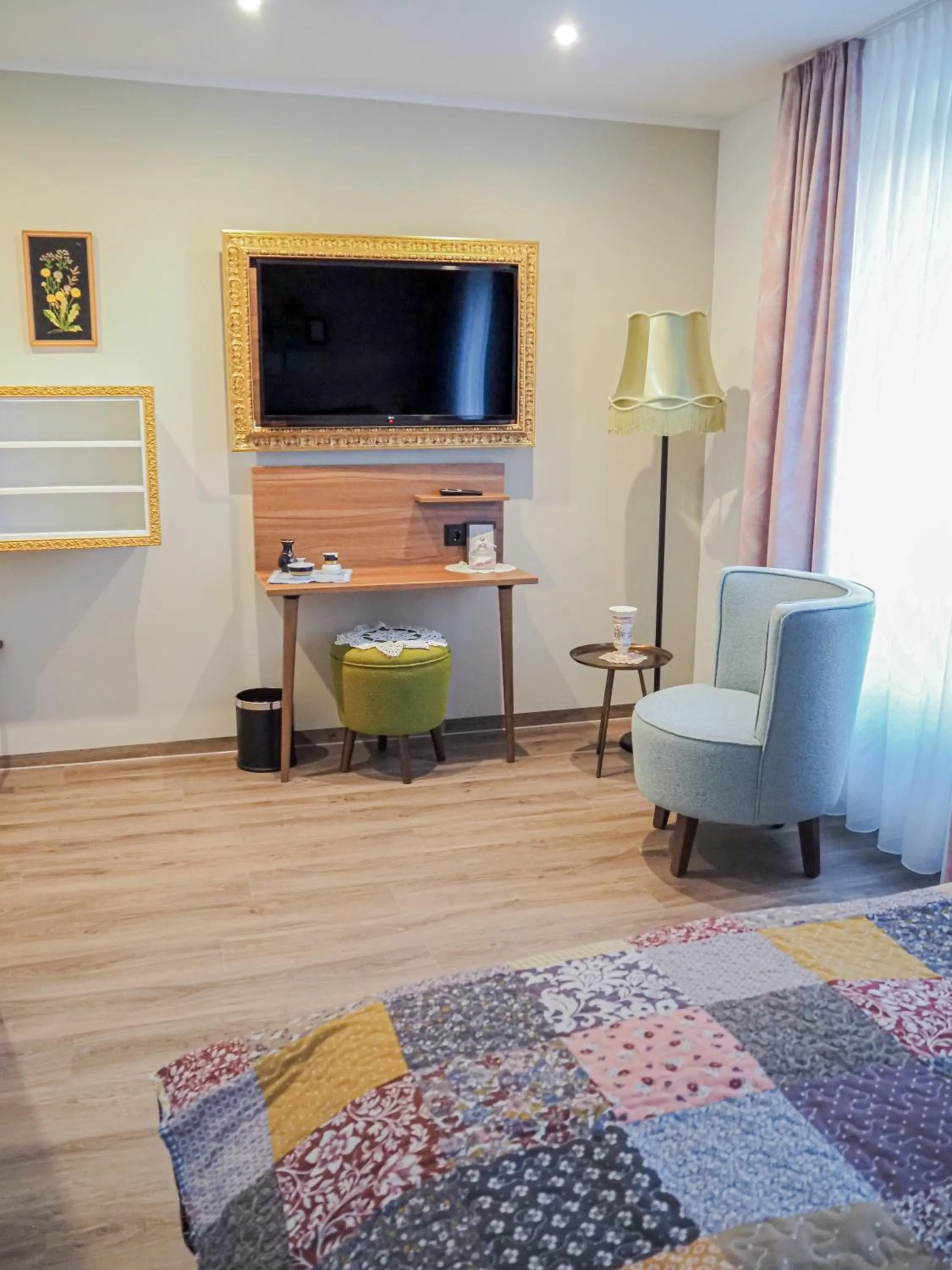 Photo of the whole room in Tante ALMA's Mülheimer Hotel