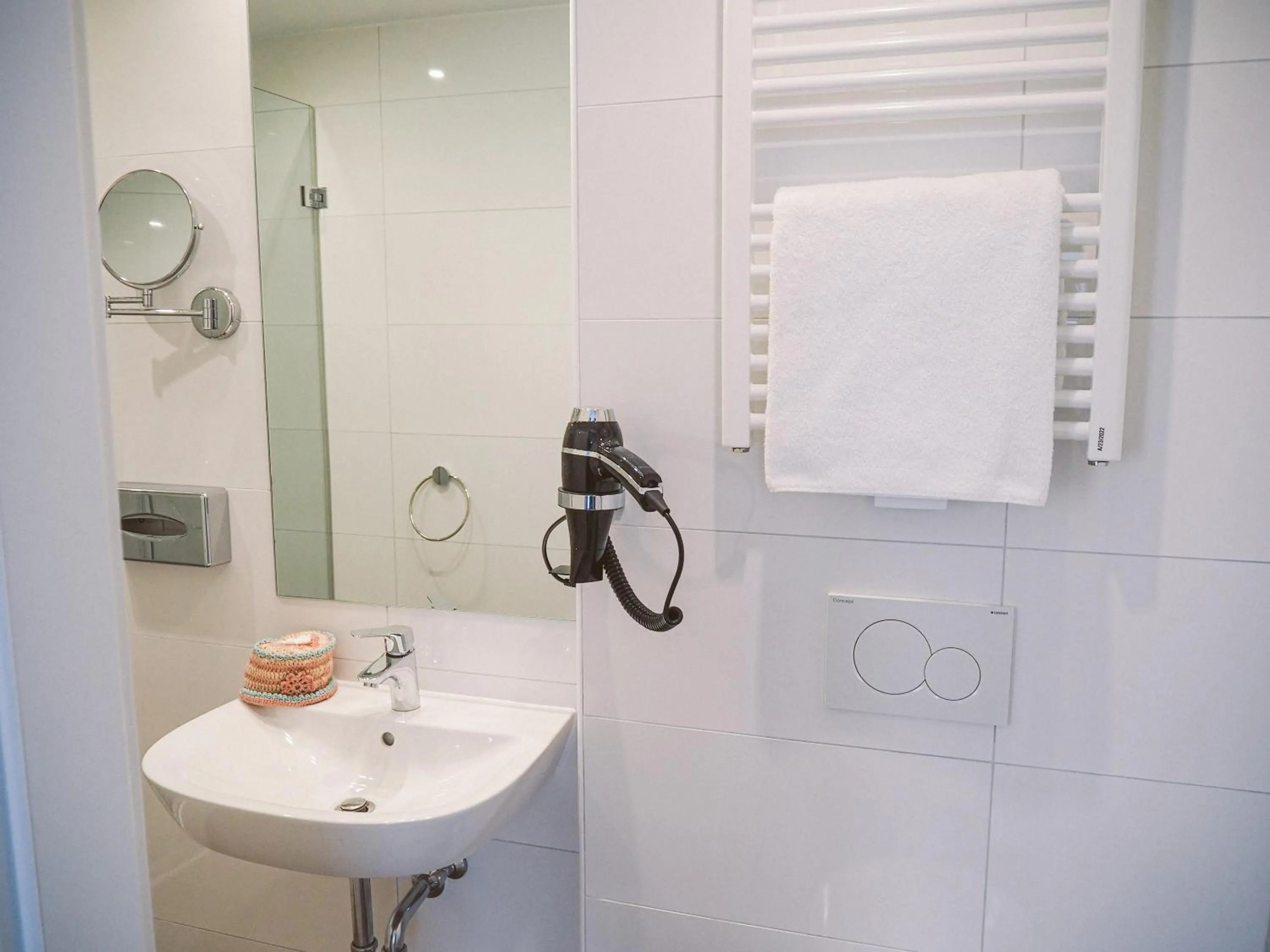 Bathroom in Tante ALMA's Mülheimer Hotel