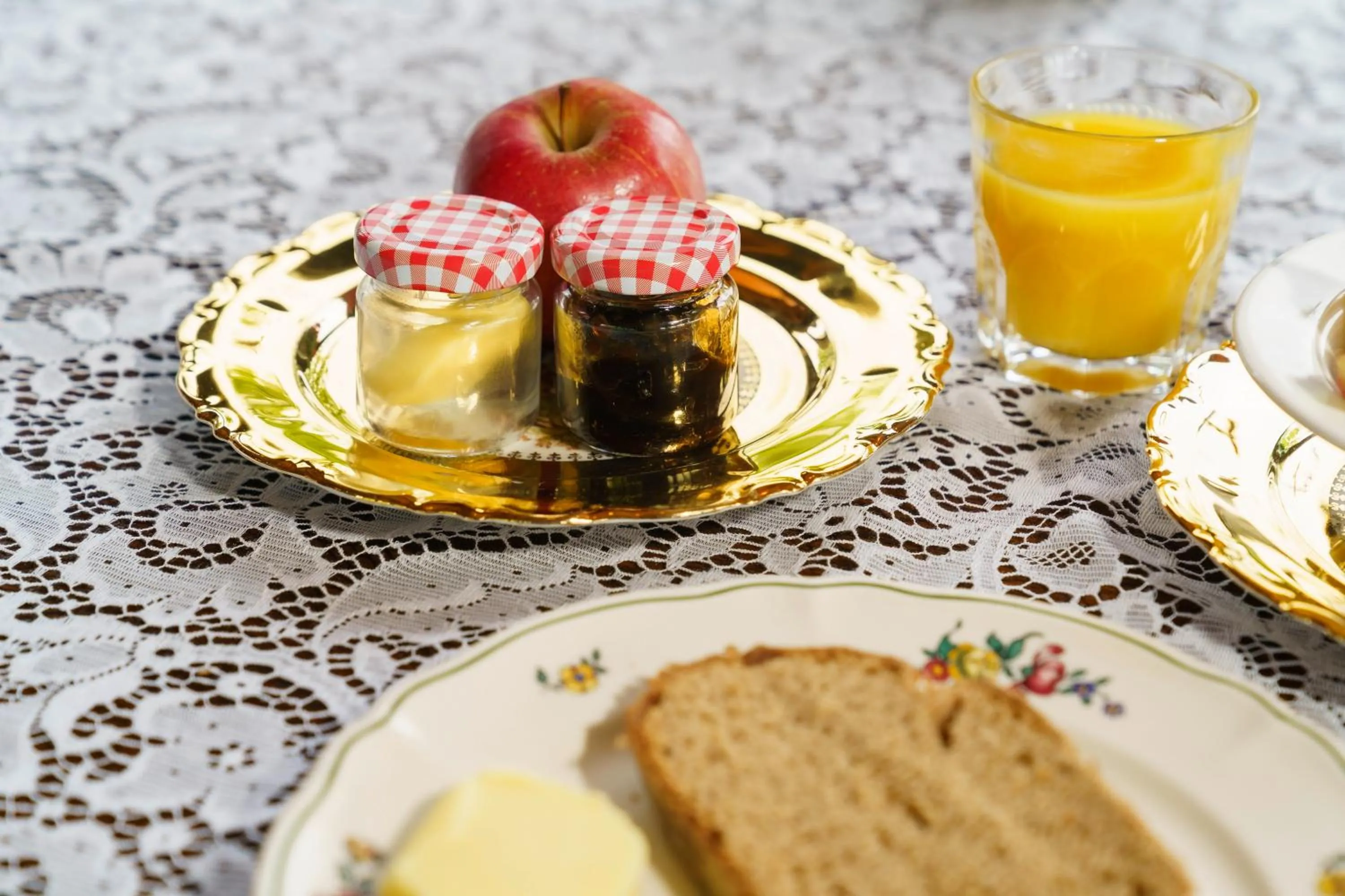 Breakfast in Tante ALMA's Mülheimer Hotel
