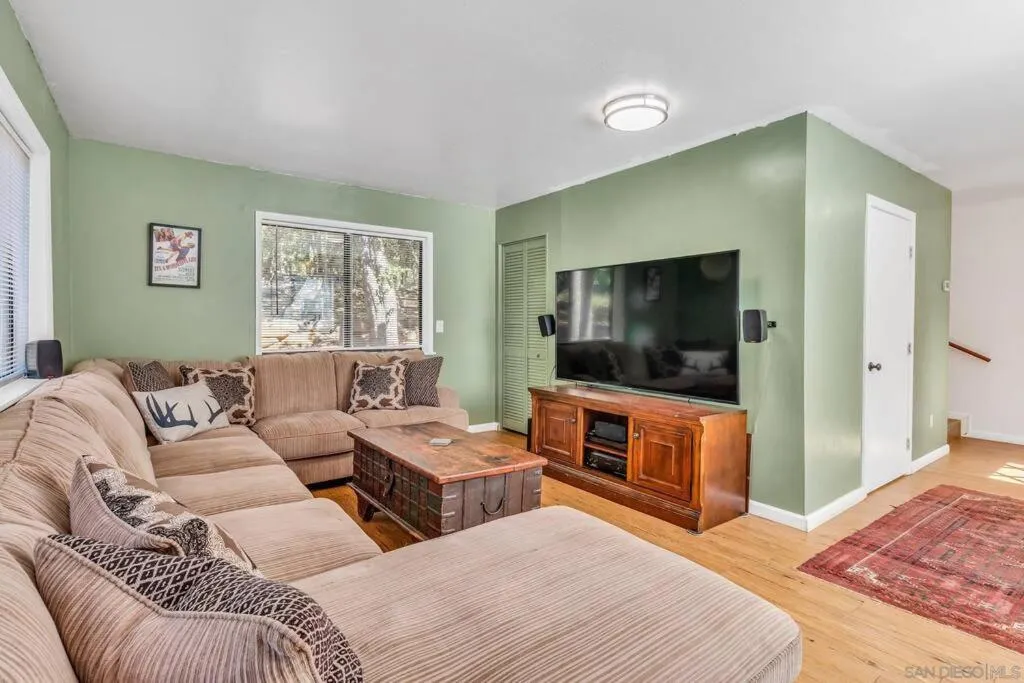 Communal lounge/ TV room in Pine Hills Cabin in Julian