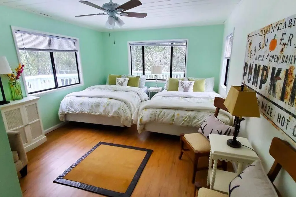 Bed in Pine Hills Cabin in Julian